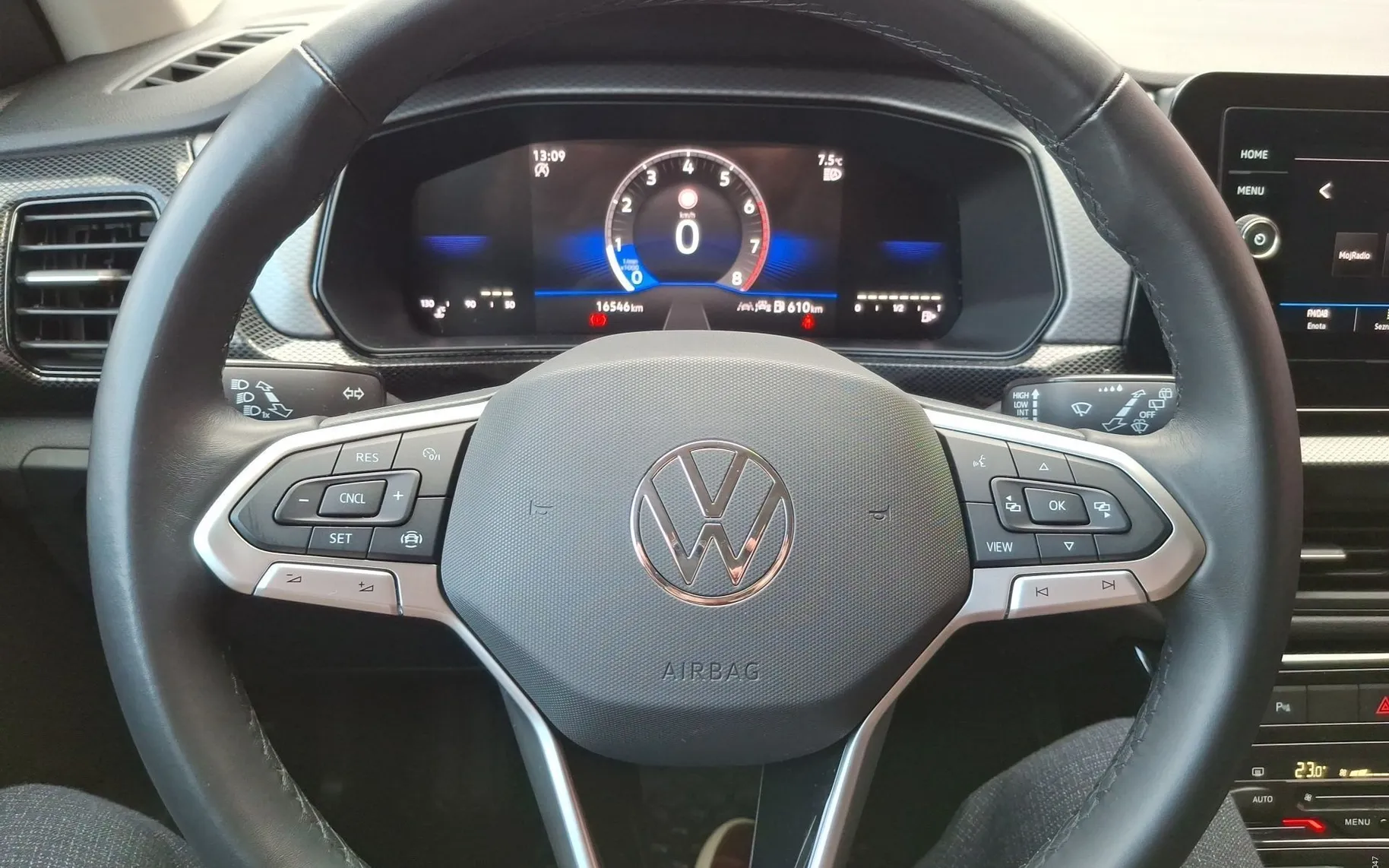 Notranja slika - Volkswagen T-Cross - 1.0 TSI 4ALL 115KM - 8