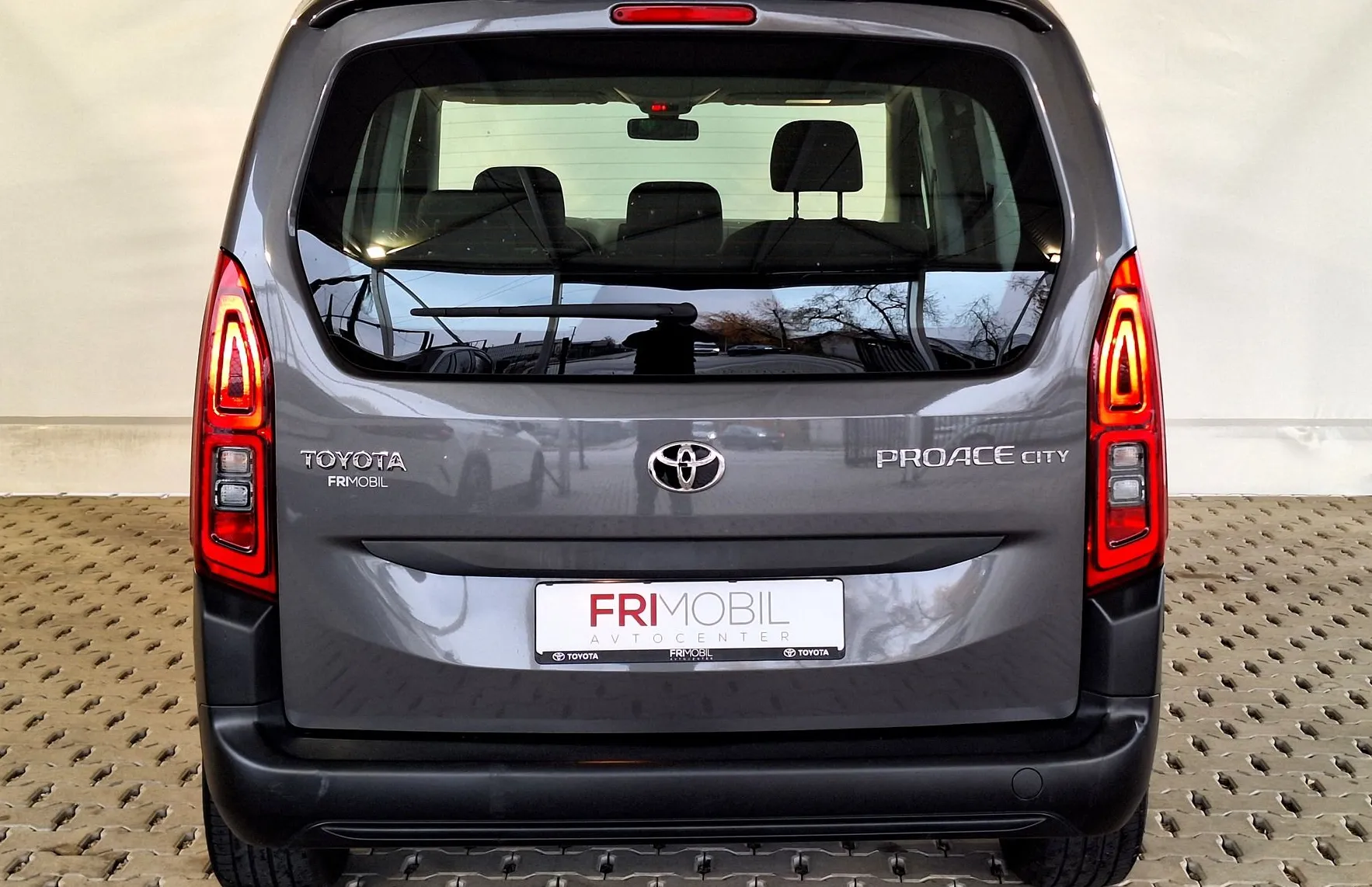 Zunanja slika - Toyota Proace - City Verso 1.2 Combi Compact MT 6 - 6