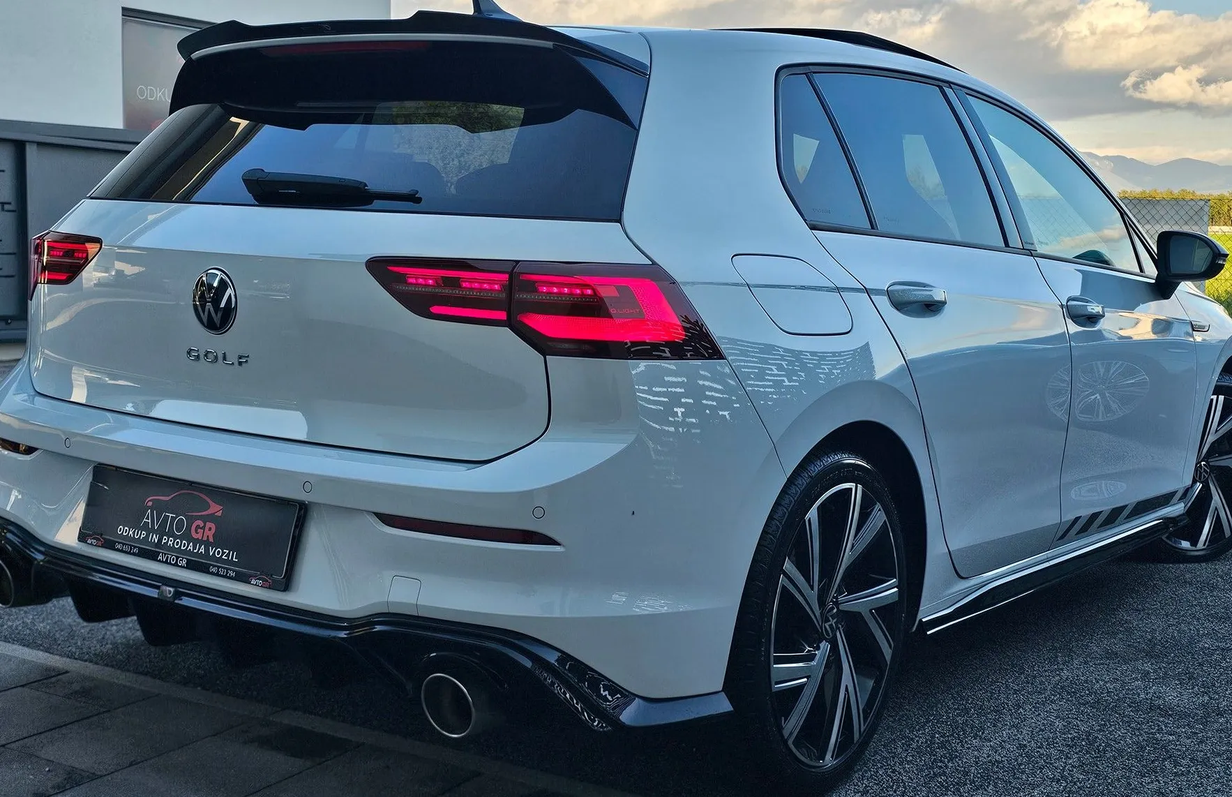 Zunanja slika - Volkswagen Golf - 1.5 eTSI ACT R-Line DSG- ŠIBEDAH-IQ LED-ŠP.IZPUH. - 11