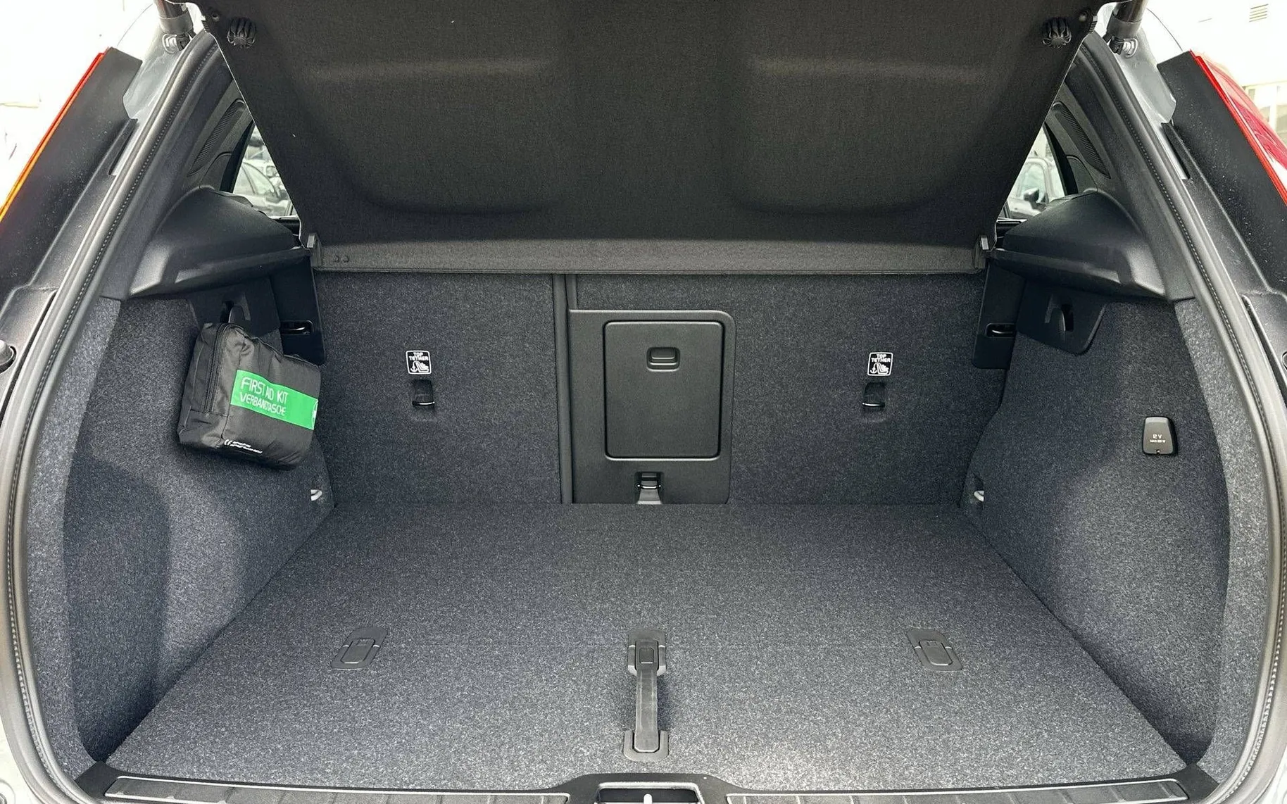 Notranja slika - Volvo XC40 - B3P Plus Dark Avt - 12