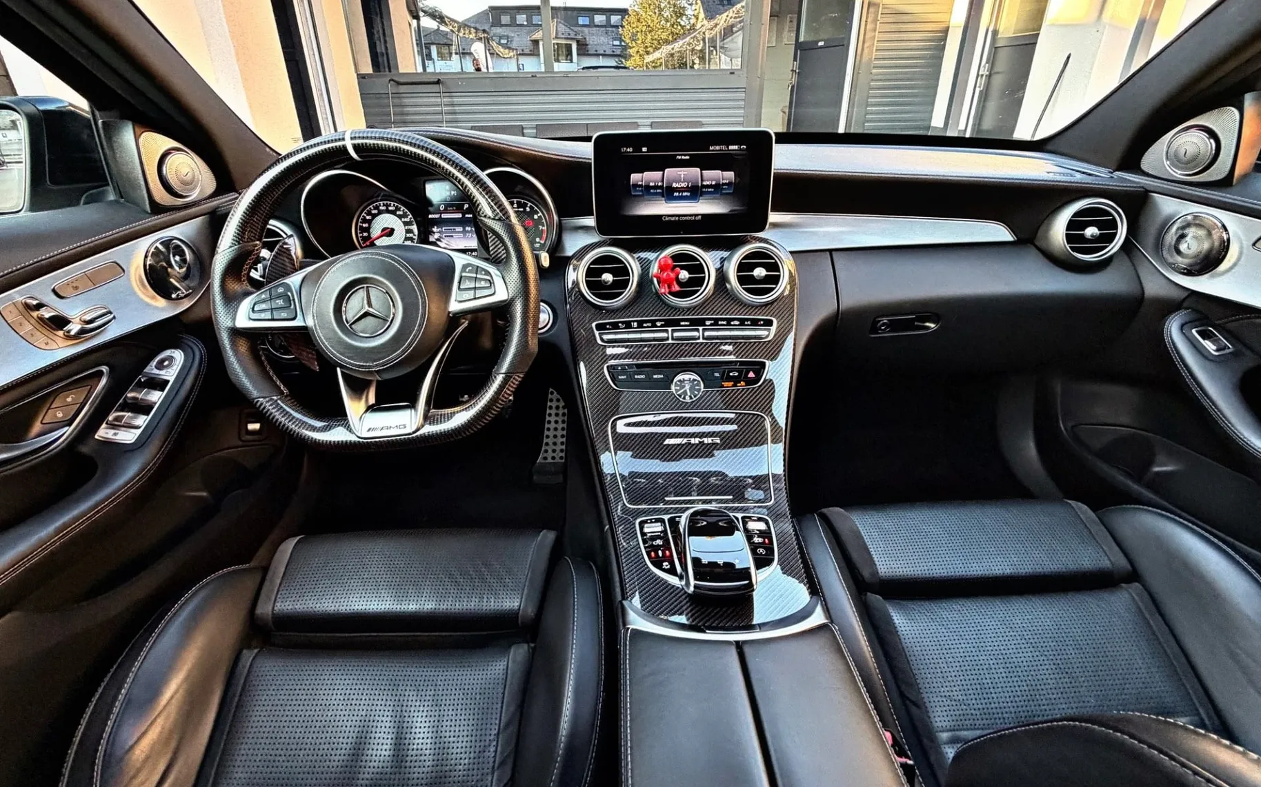 Notranja slika - Mercedes-Benz C-Razred - C 63 AMG-FROZEN MAT-PANO-BURMESTER-LIMO-LED-AMG... - 11
