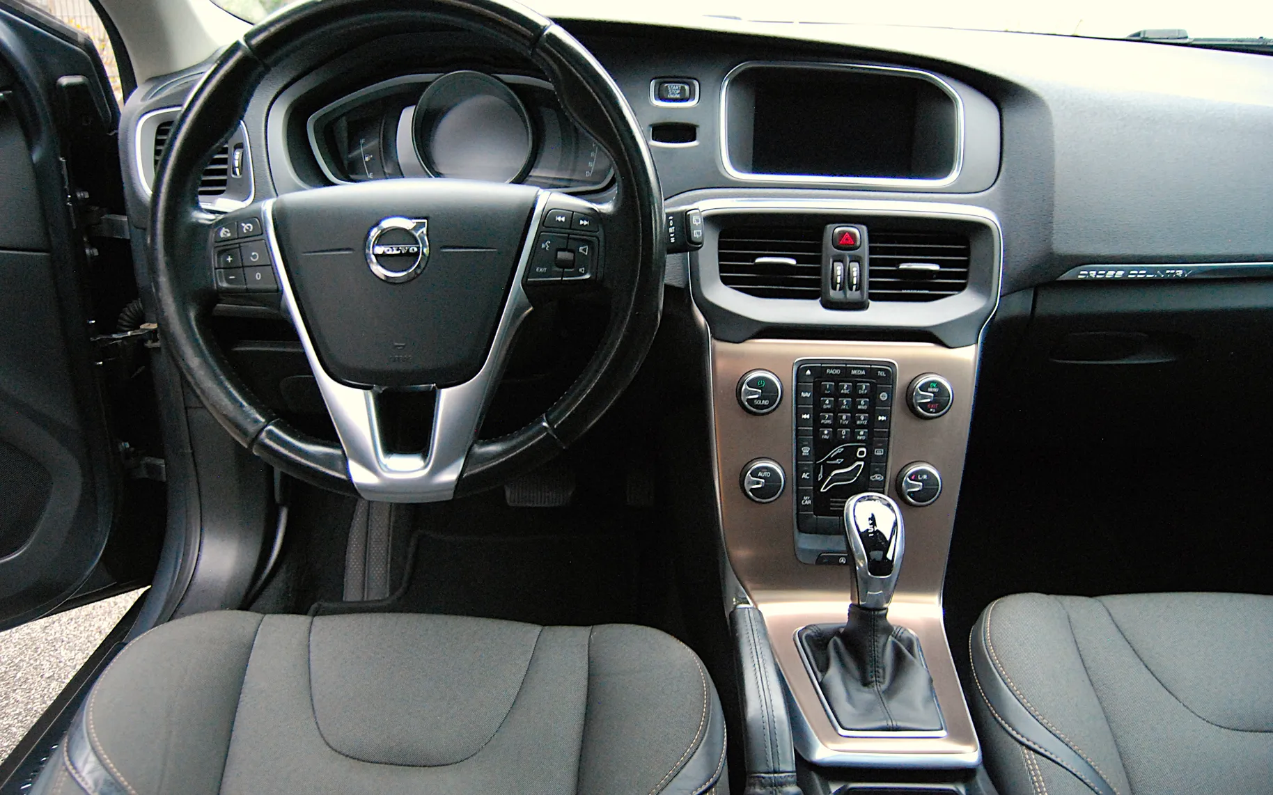 Notranja slika - Volvo V40 - Cross Country D3 Geartronic Momentum  - Översta Edition - 8