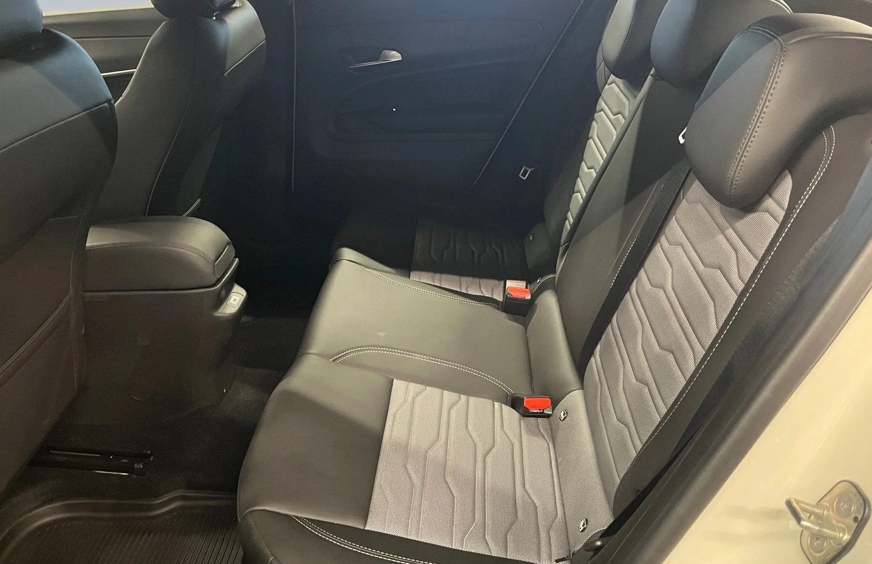 Zunanja slika - Jeep Avenger - 1.2 E-DCT6 MHEV 145 4xe - 11