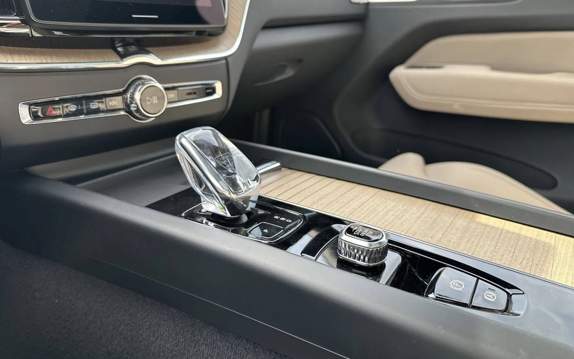 Notranja slika - Volvo XC60 - T8 AWD Recharge Twin Engine Ultra Dark Avt. - 20