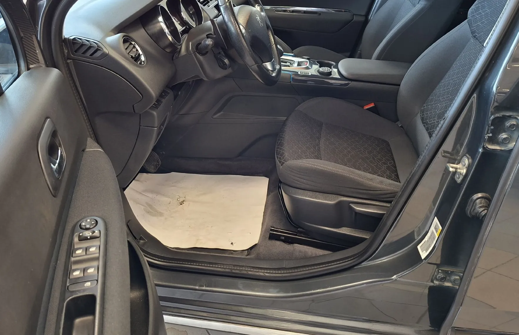 Zunanja slika - Peugeot 3008 - HYBRID 4X4-LED-NAVI-PDC-KLJUKA-HITRI KREDIT- - 14