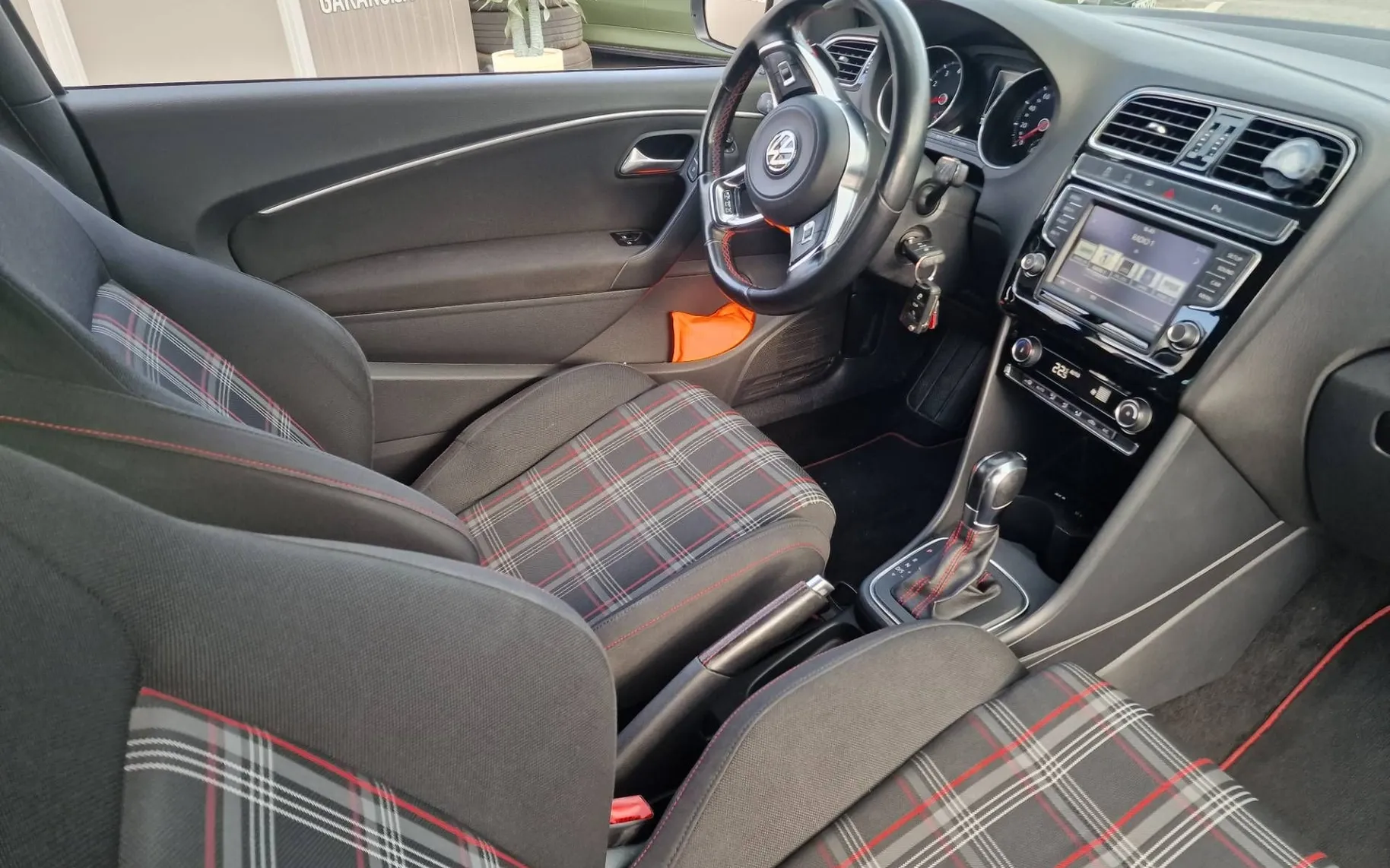 Notranja slika - Volkswagen Polo - 1.8 GTI DSG NA KREDIT BREZ GA - 10