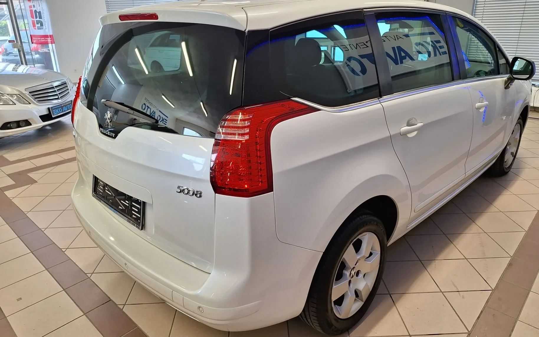 Notranja slika - Peugeot 5008 - ACTIVE 1.6 HDI KREDIT BREZ POLOGA ODLIČNO OHRANJ - 10