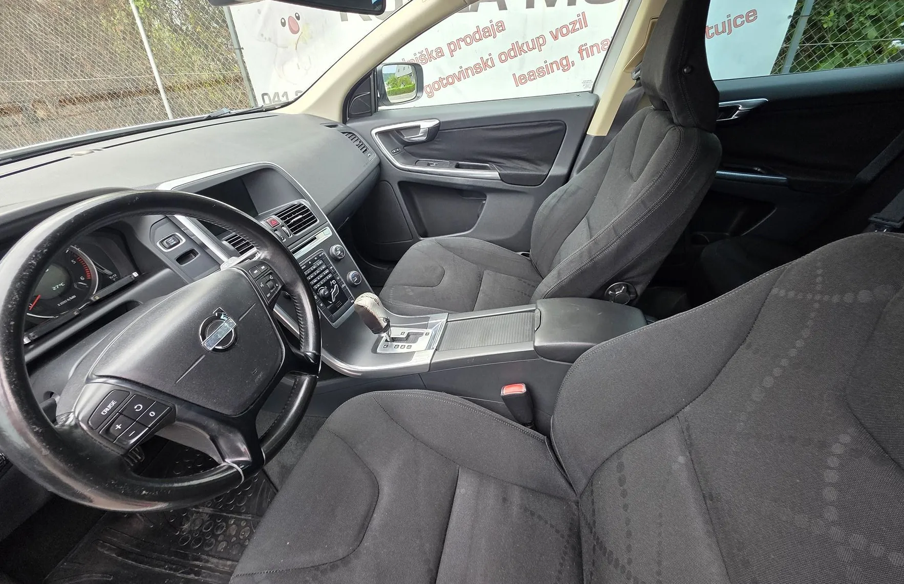 Zunanja slika - Volvo XC60 - FWD D4 MOMENTUM AVTOMATIK-ALU PLATIŠČA-KLIMA-NAVI - 10