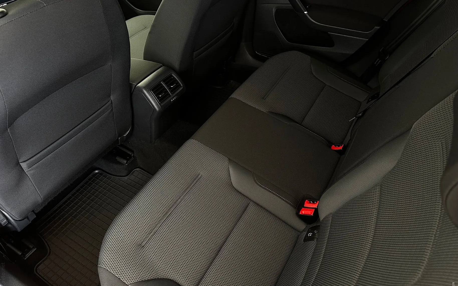 Notranja slika - VW Golf - 1.6 TDI-2XPDC-LED-AKTIVNI TEMPOMAT-NA OBROKE TUJ.. - 8