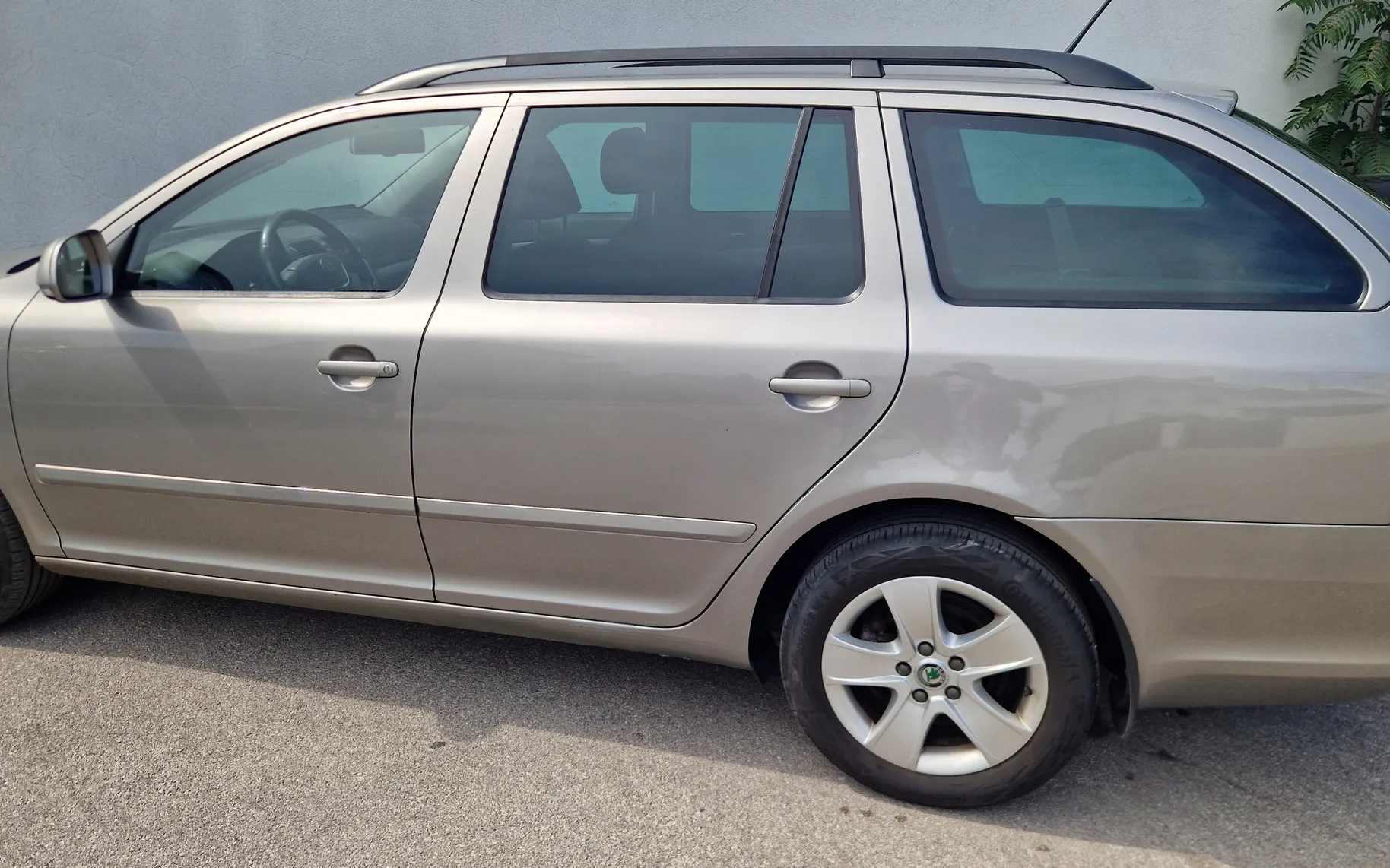 Zunanja slika - Škoda Octavia - Škoda  Combi 1.6 CR TDI DPF Elegance - 1