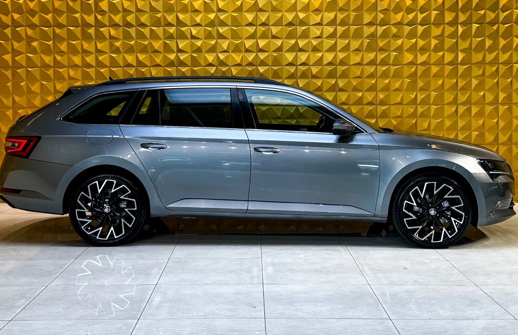 Zunanja slika - Škoda Superb - 2.0 TDI 4X4-MEMORY-GRETJE-Bi XENON - 12