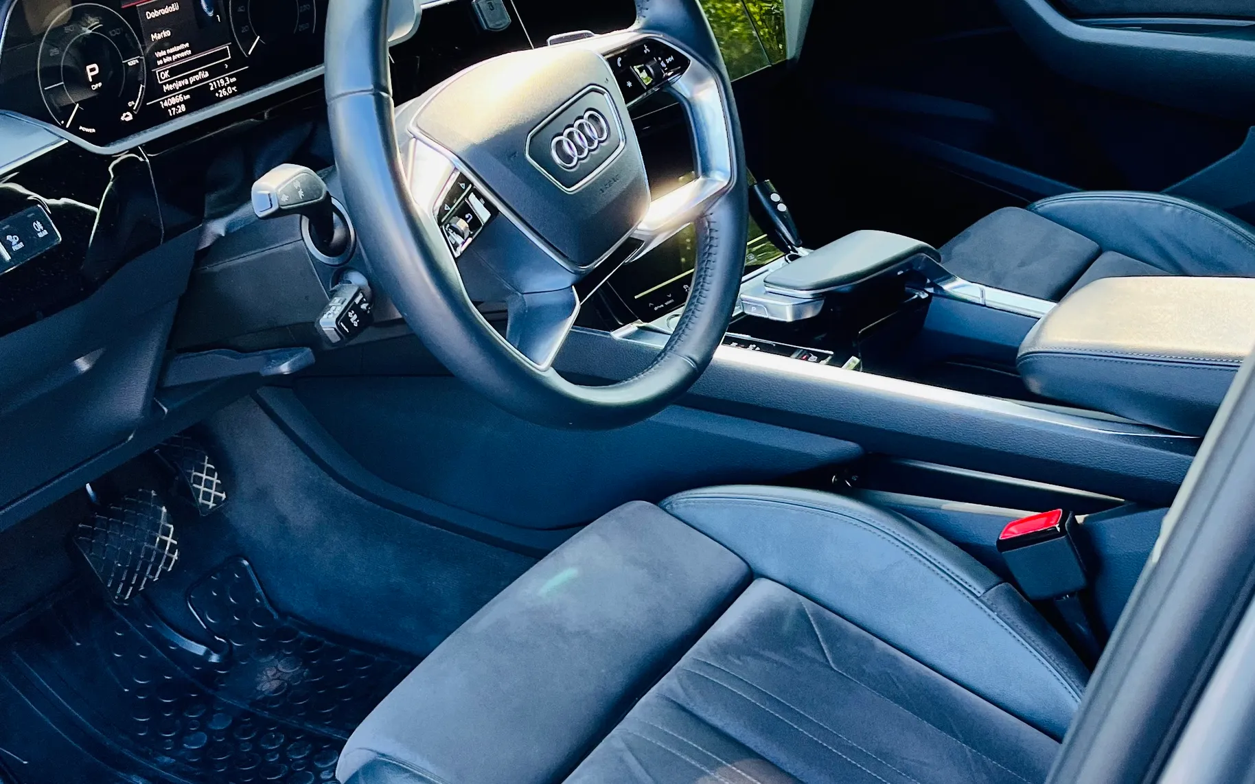 Notranja slika - Audi e-tron - 55 Quattro Advanced - 6