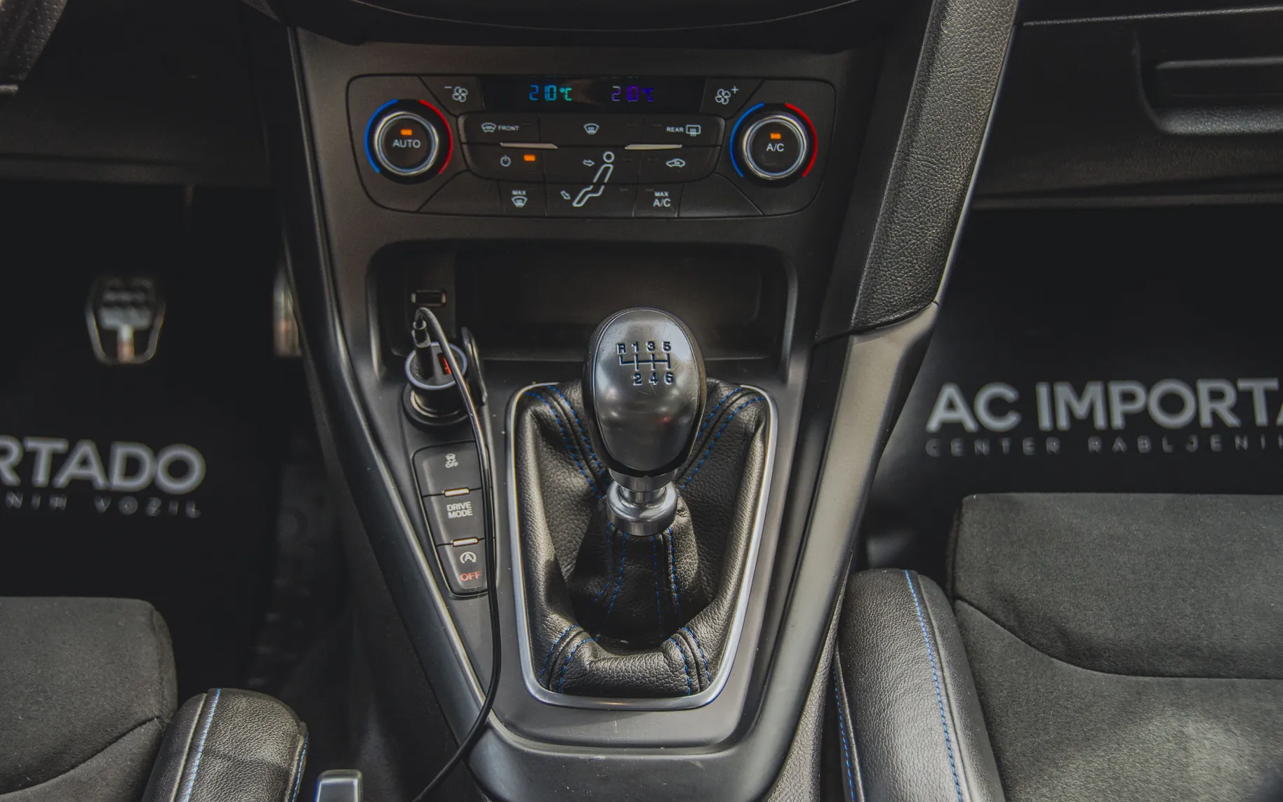 Zunanja slika - Ford Focus - 2.3 EcoBoost RS 4x4-RECARO-BREMBO-NAVI-SYNC-DAB-19 - 16