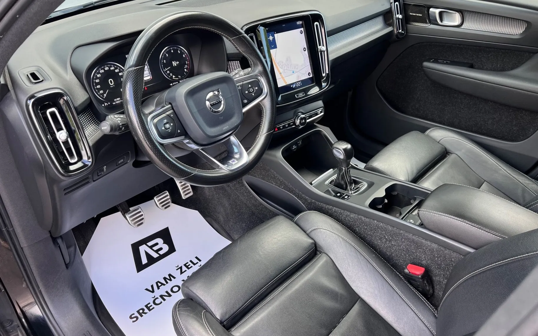 Notranja slika - Volvo XC40 - T3 R-design+ALU+LED+HI-FI+KLJUKA... - 10