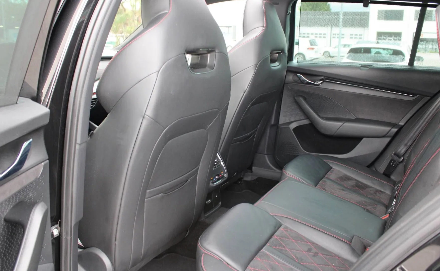 Zunanja slika - Škoda Octavia - Combi 2.0TDI RS DSG HEAD UP CANTON DCC KAM PANO - 12