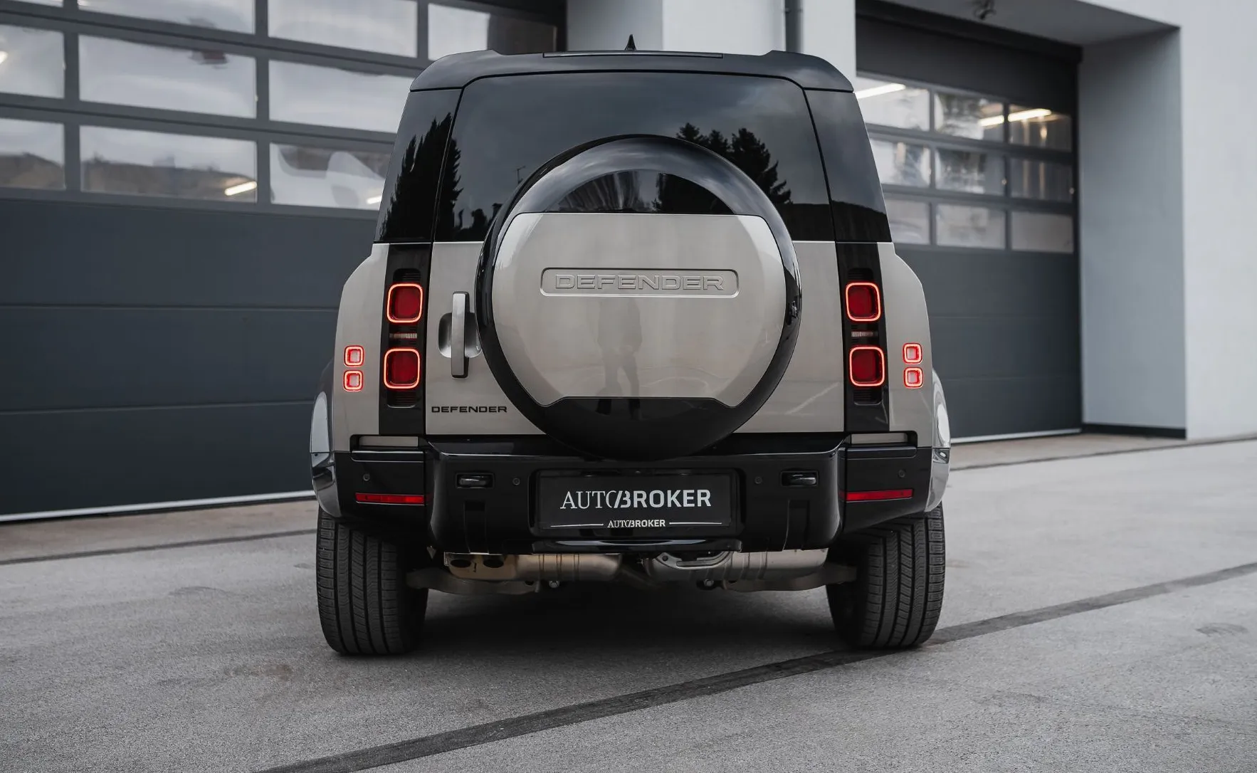 Zunanja slika - Land Rover Defender - 110 X-Dyn HSE 3.0d SILICON SILVER - 6