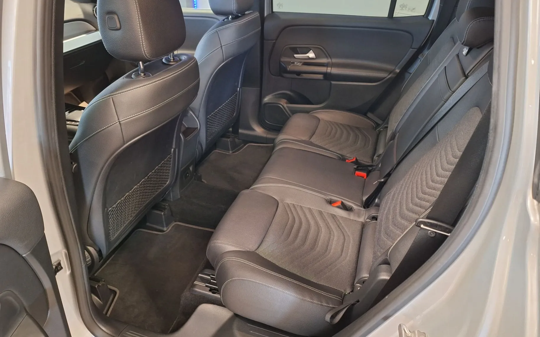 Notranja slika - Mercedes-Benz GLB-Razred - GLB 2.0D-KAMERA-VELIKA NAVI-PDC-USNJE-KOT N - 7
