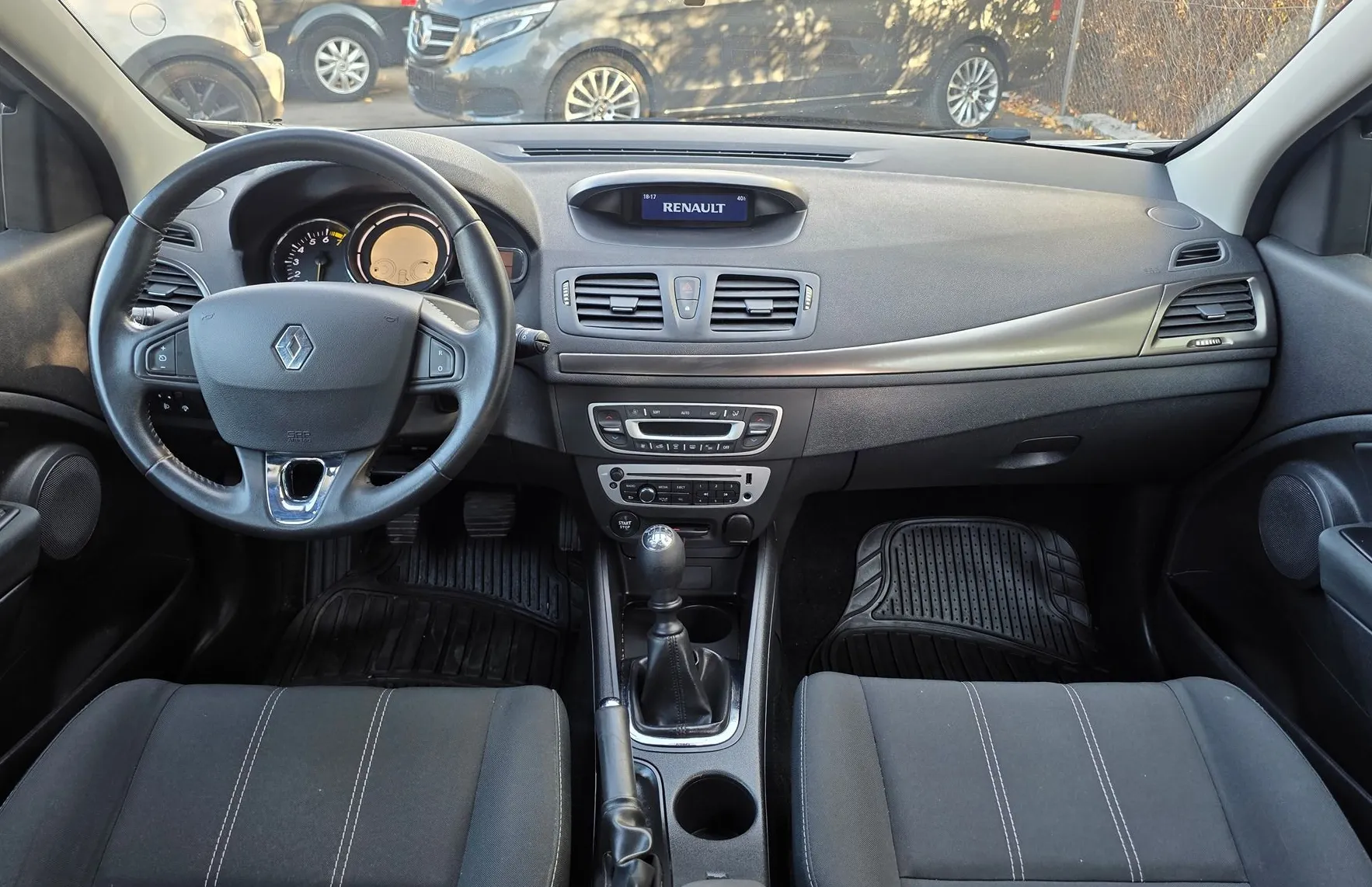 Zunanja slika - Renault Mégane - Megane Berline TCe 115 ALU PLATIŠČA-PDC-KLIMA-SLOVENSKI - 9