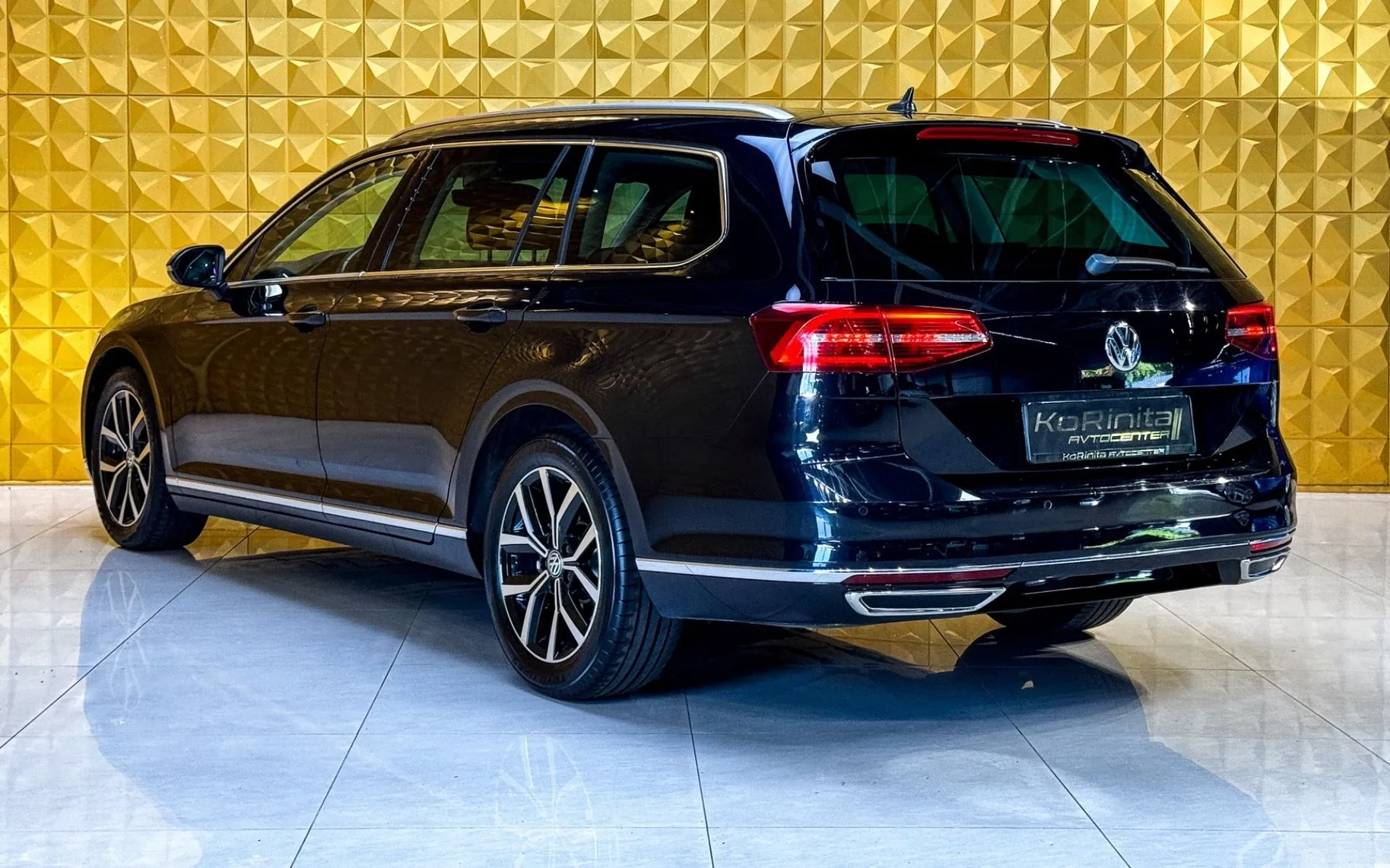 Notranja slika - Volkswagen Passat Variant - 2.0 TDI AUT. HIGHLINE-GRETJE-ALCANTARA-NAVI-TEMP - 9