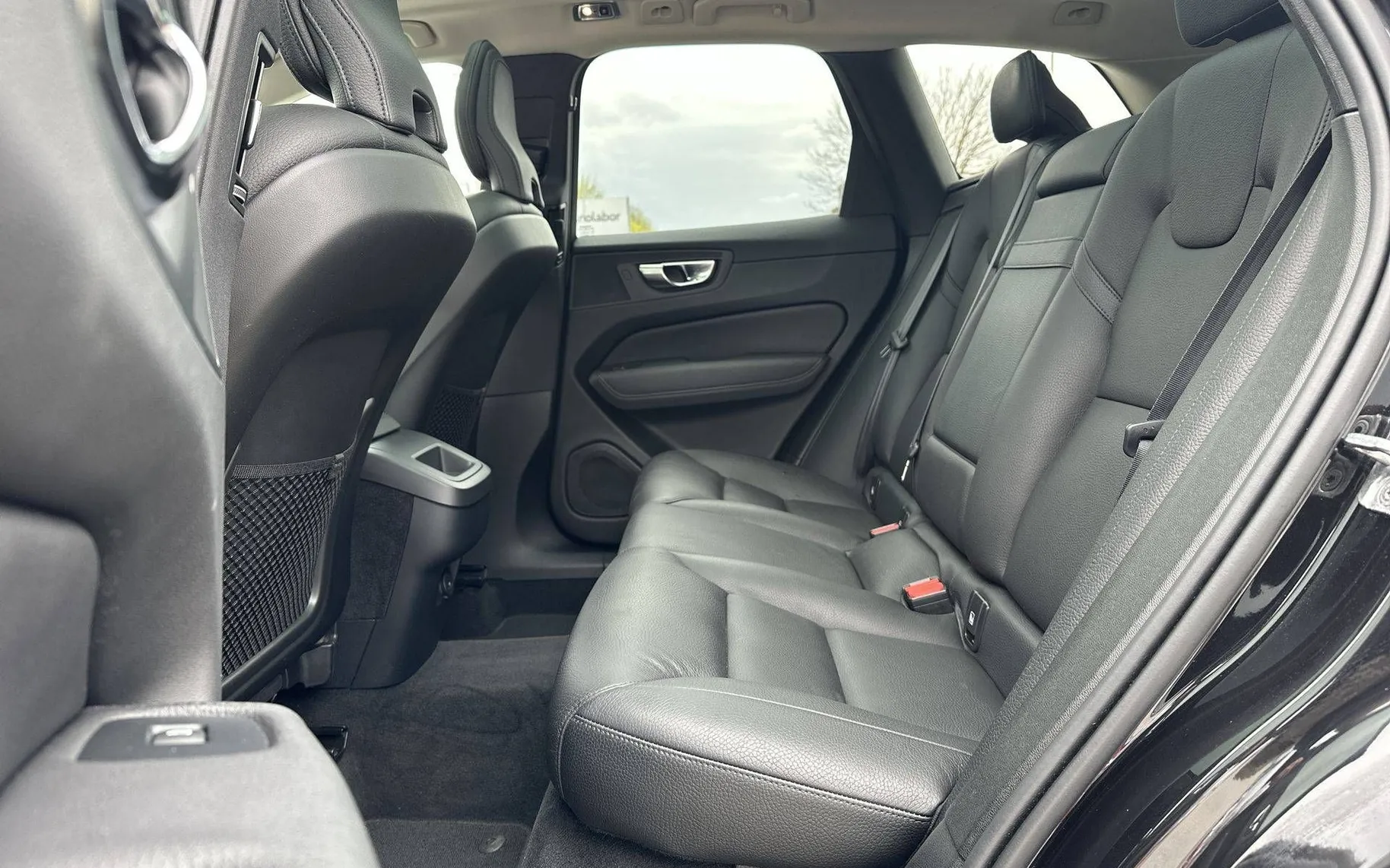 Notranja slika - Volvo XC60 - B4D AWD AUT Momentum Pro - 11