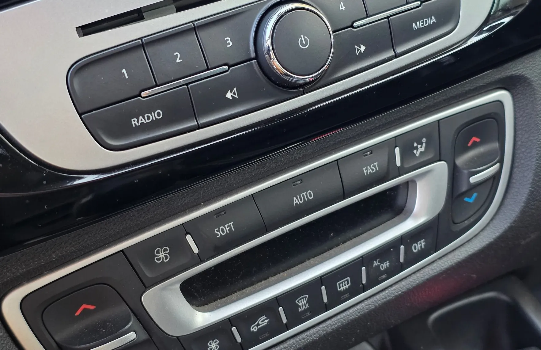 Zunanja slika - Renault Scénic - Grand Scenic dCi 130 BOSE 7 SEDEŽEV-NAVI-KAMERA-ALU PLATIŠČA - 16