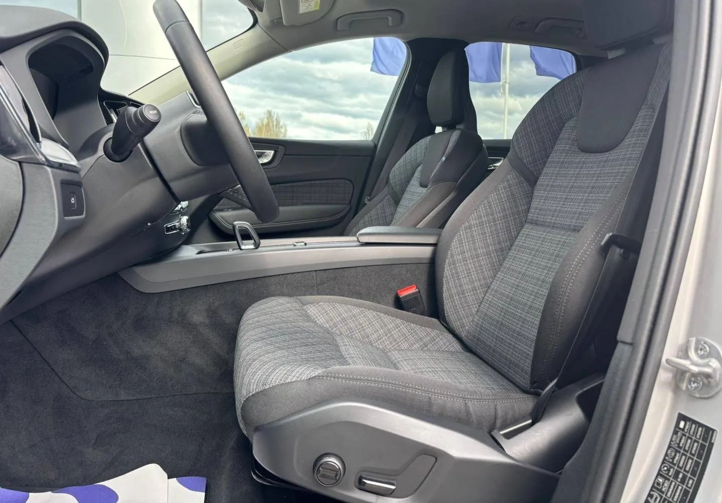 Notranja slika - Volvo XC60 - VOLVO  B5P AWD Core KAMERA-ACC-KEYLESS - 7
