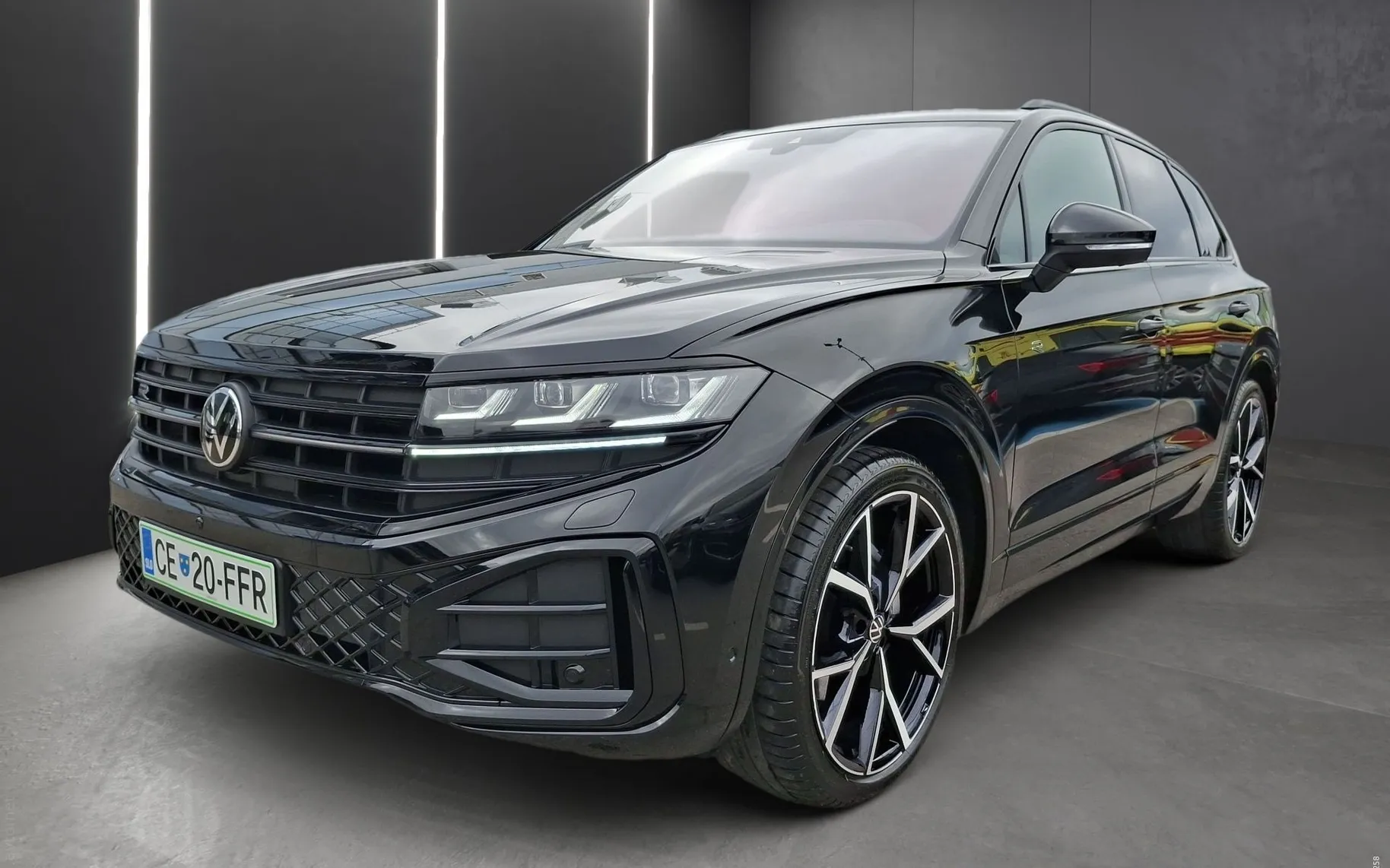 Zunanja slika - Volkswagen Touareg - R-Line 3.0 V6 TDI 286KM Black Style - 1