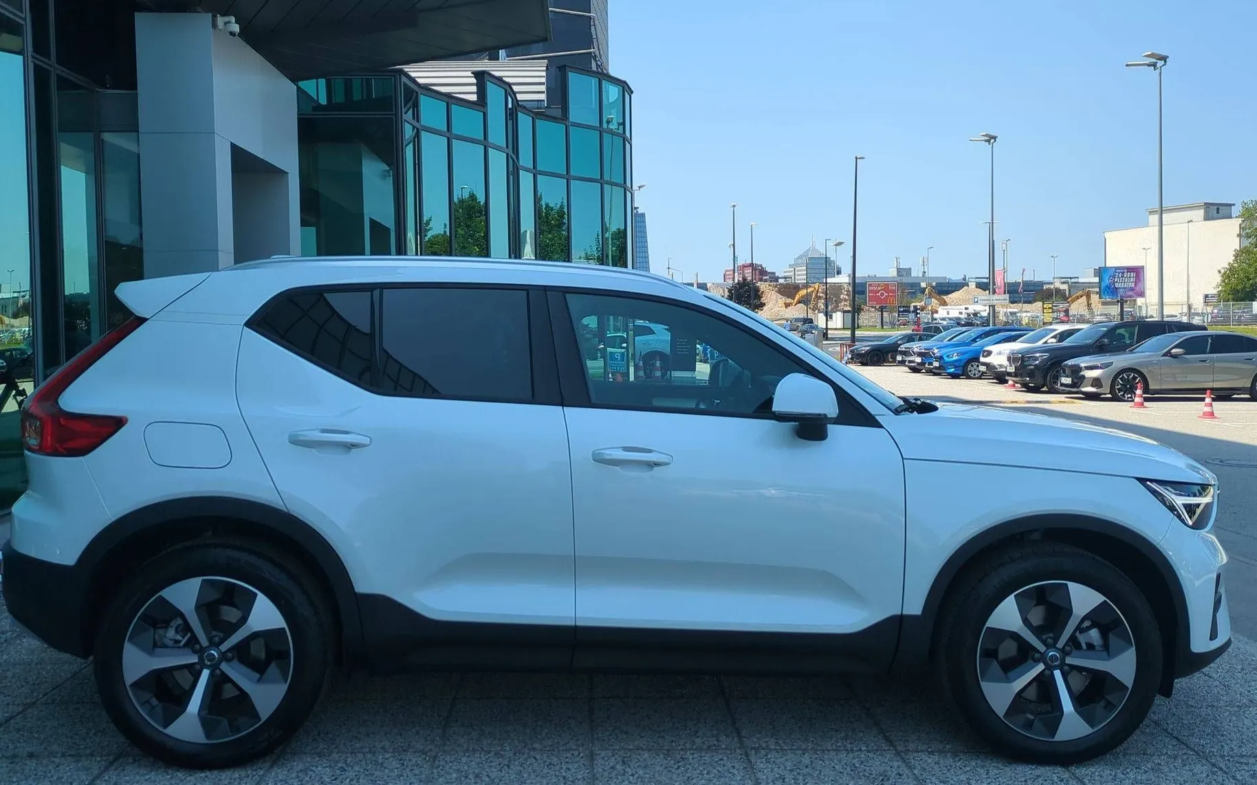 Zunanja slika - Volvo XC40 - B3 P Core AT DCT 3 leta garancije + 3 servisi... - 4