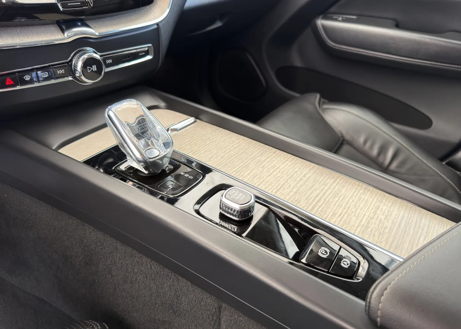Zunanja slika - Volvo XC60 - B4 AWD Momentum Avt. - 12