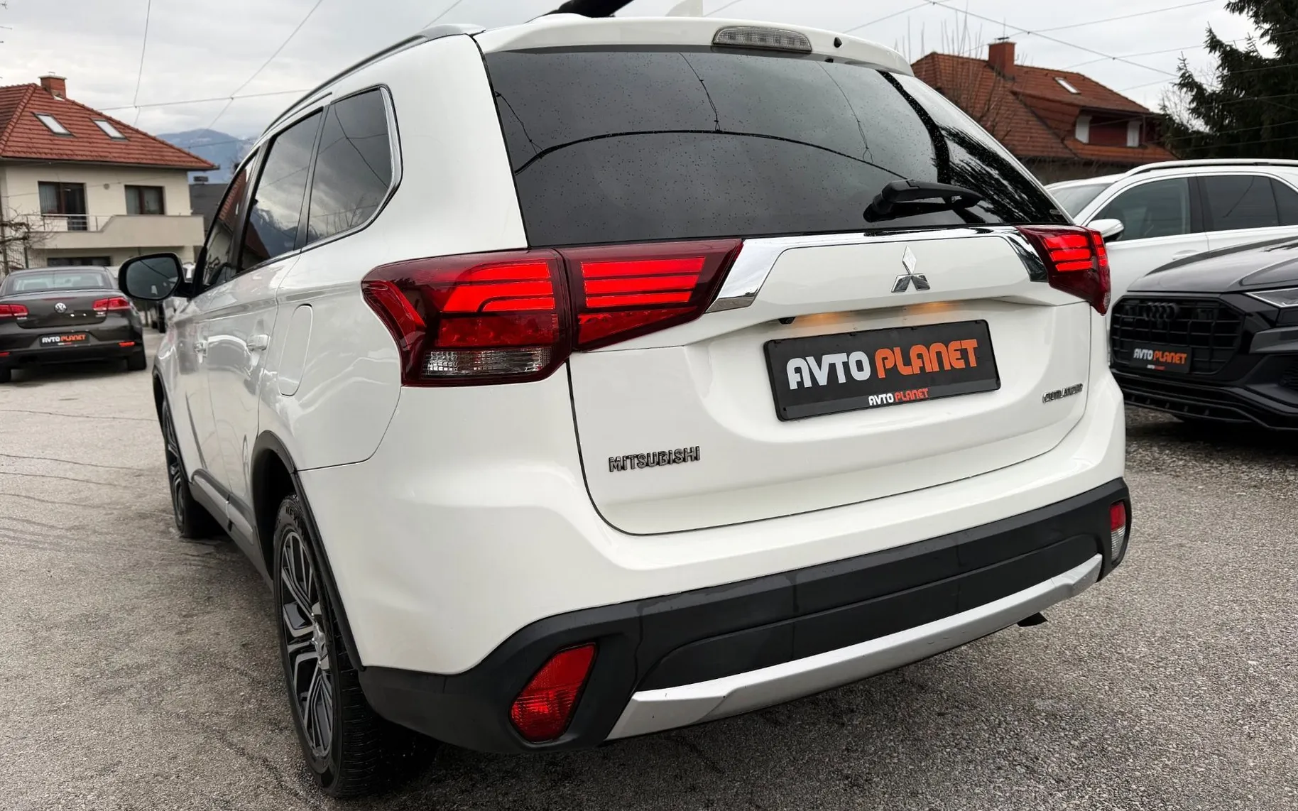 Zunanja slika - Mitsubishi Outlander - 2.2 DI-D 4WD AUT INSTYLE 7SEDEŽEV XENON ACC KAMERA - 4