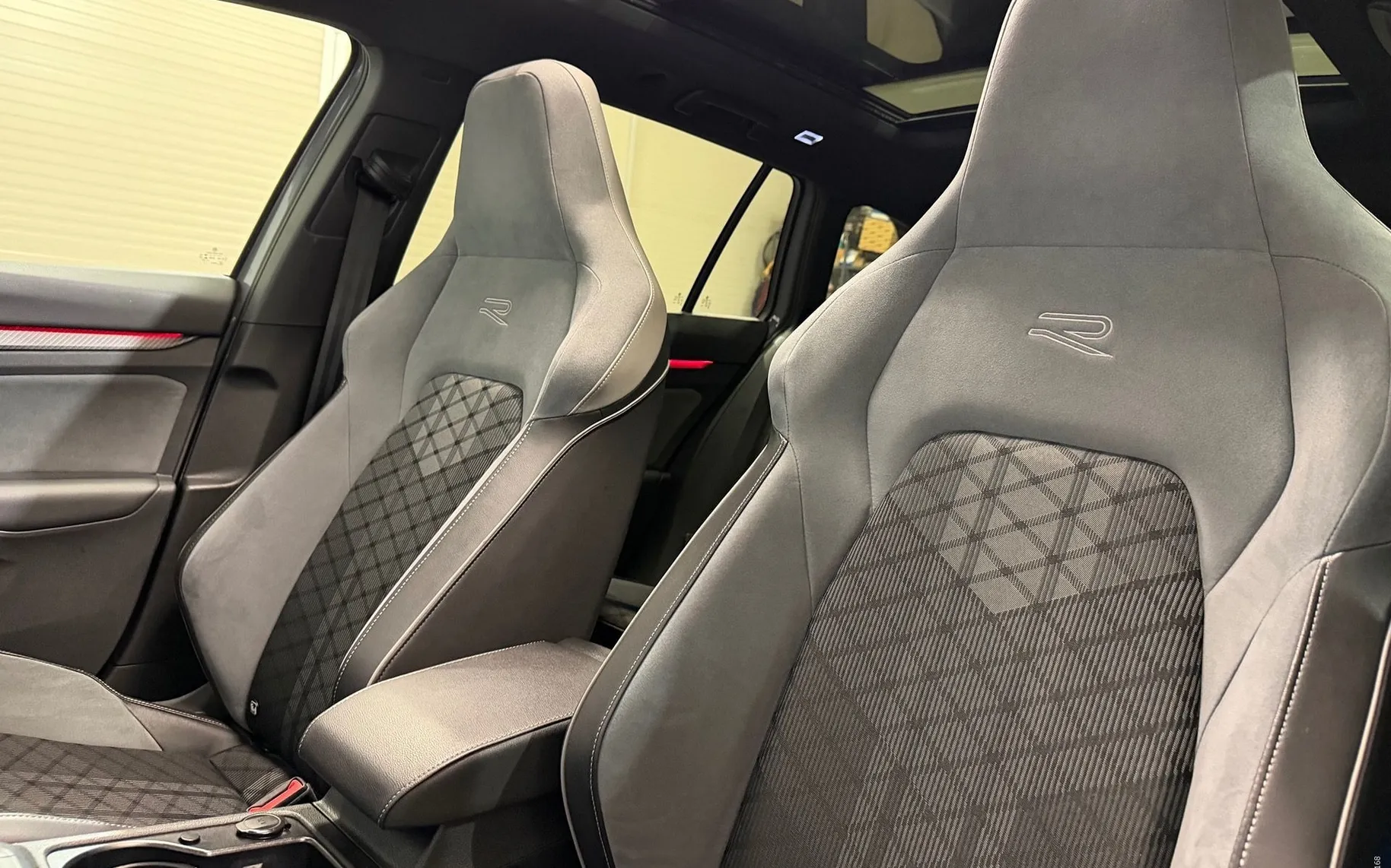 Notranja slika - VW Golf Variant - 2.0 TDI R-LINE-VIRTUAL-PANORAMA-ACC-IQ-KAMERA-NA.. - 11