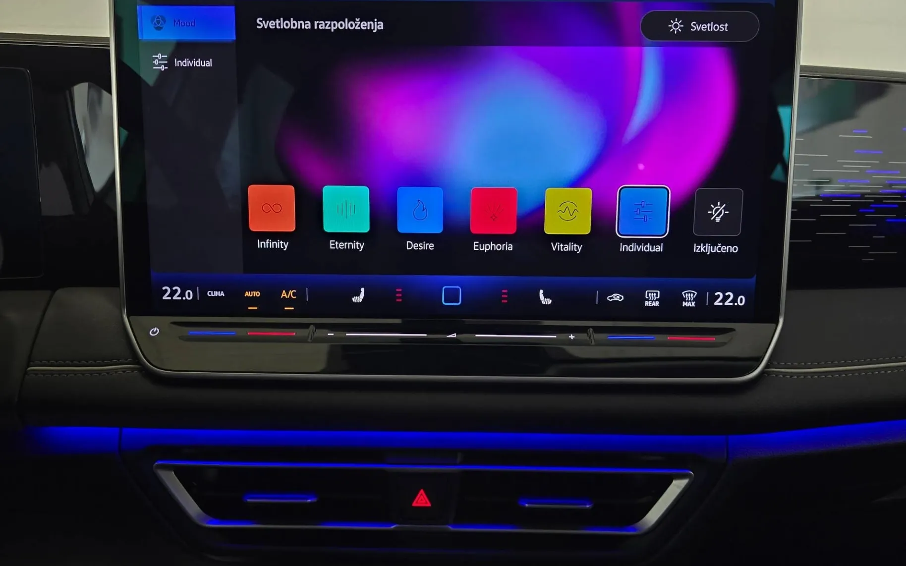 Notranja slika - Volkswagen Tiguan - 2.0 TDI Elegance DSG - LED Plus.alcantara.kamera - 12