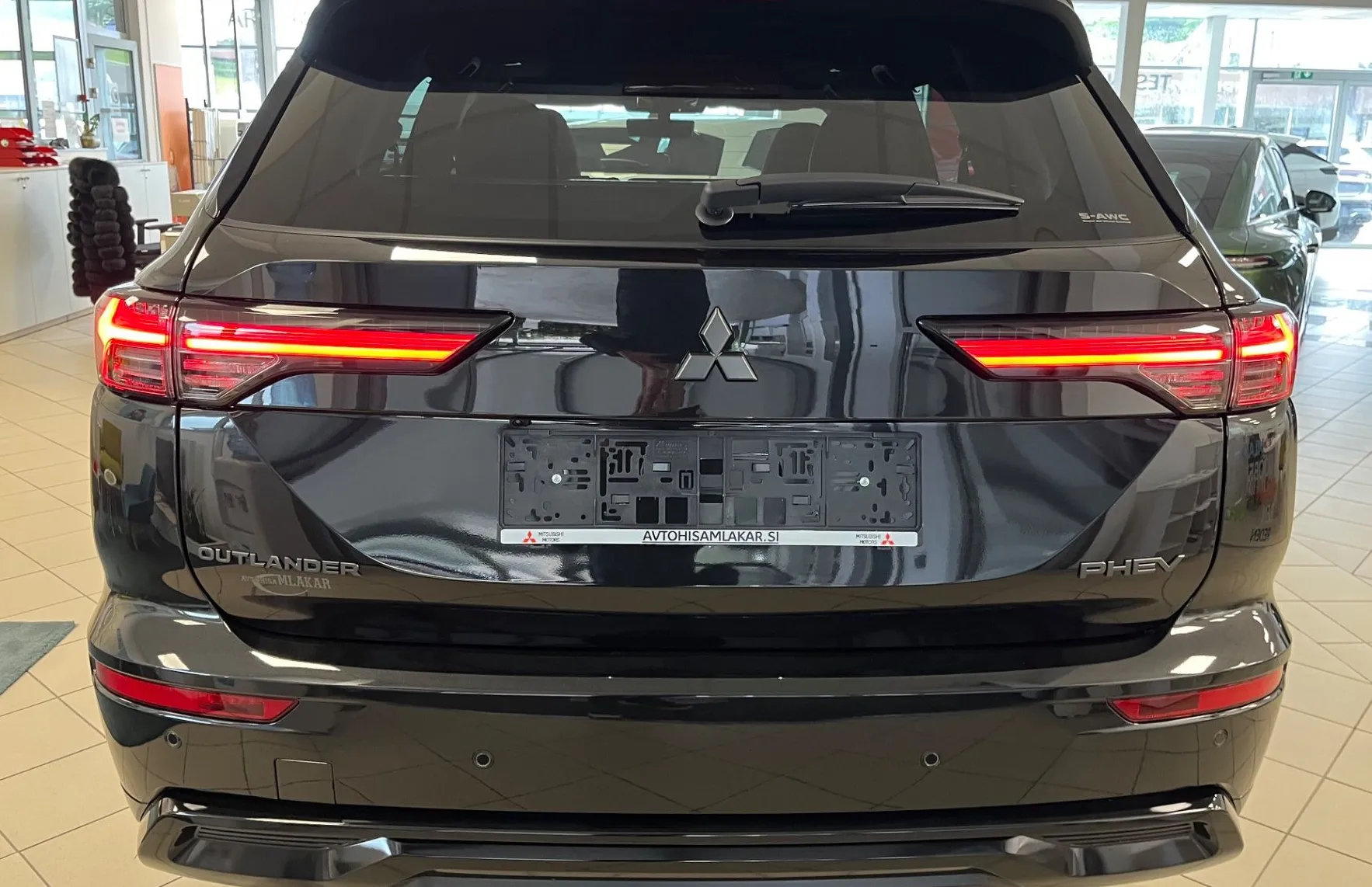 Zunanja slika - Mitsubishi Outlander - Black Edition PHEV 4WD 2.4  Avt. - NA ZALOGI - - 5