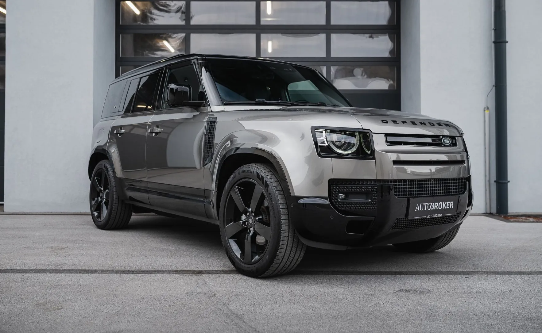 Zunanja slika - Land Rover Defender - 110 X-Dyn HSE 3.0d SILICON SILVER - 3