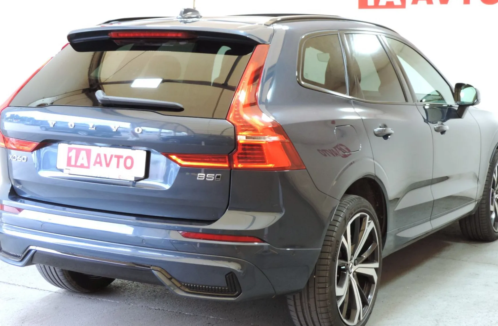 Zunanja slika - Volvo XC60 - B5P AWD Ultimate Dark Avt. LED-KAMERE 360-PANORAMA - 5