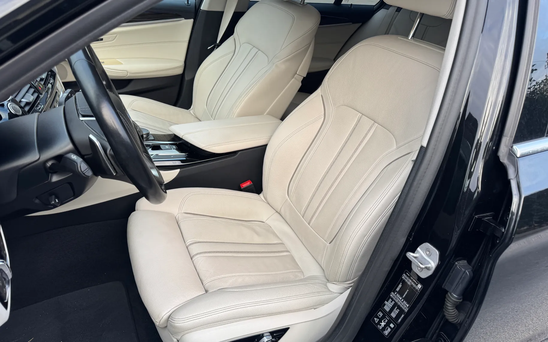 Notranja slika - BMW Serija 5 - 520d xDrive Touring Avt. - 11