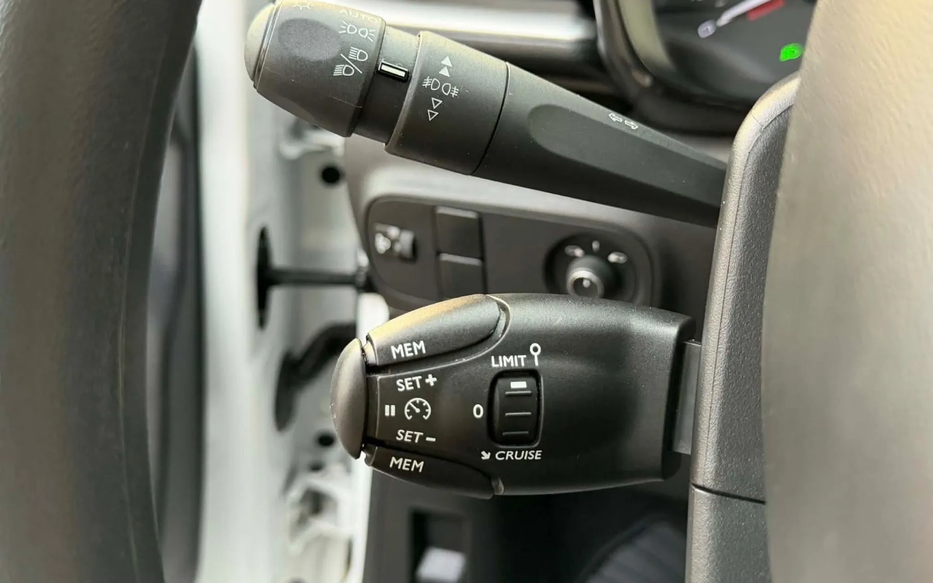 Notranja slika - Citroën C3 - 1.2-LED-NAVI-57.000km-TEMPOMAT-ODLIČEN- - 12