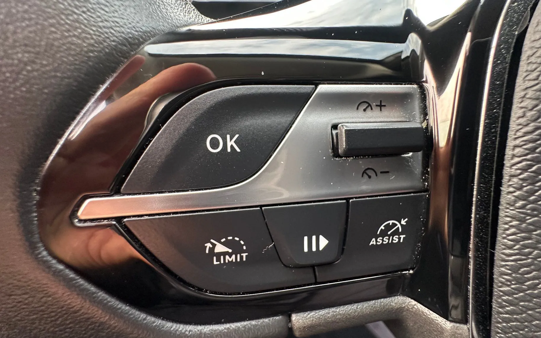 Zunanja slika - Peugeot 408 - 1.2 PureTech 96 KW.KAMERA.LED.USNJE.NAVI.2023 - 11