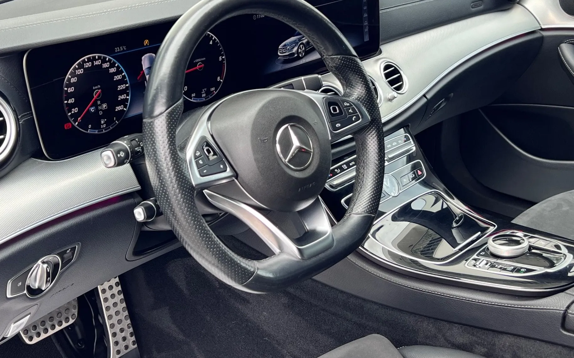 Notranja slika - Mercedes-Benz E-Razred - 220d+AMG+LED+F1+R.KAMERA+AMBI+ALU 20 - 12