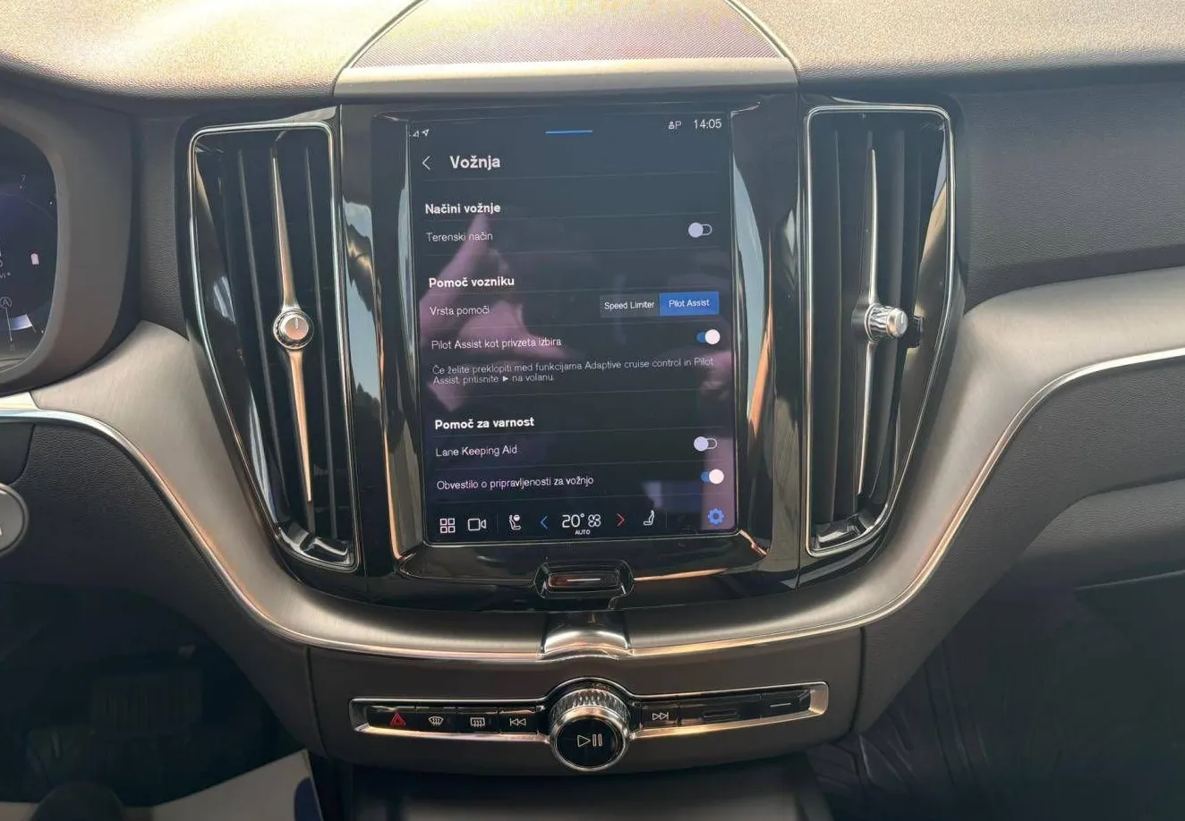 Zunanja slika - Volvo XC60 - B4P Momentum PRO AT FWD KAMERA-GRETJE.SED.-DAB+ - 11