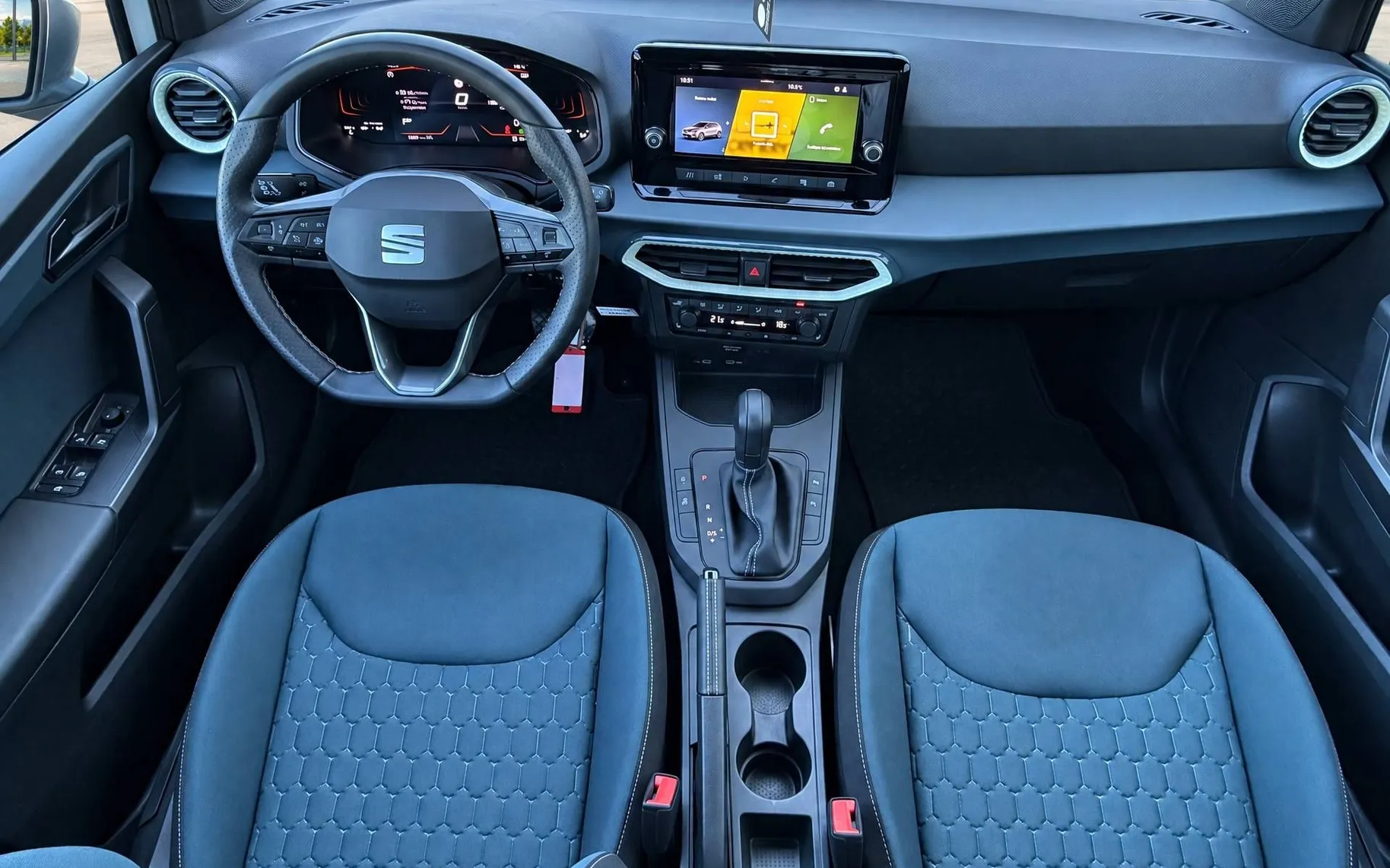 Notranja slika - Seat Arona - 1.0 Eco TSI Style DSG-SLO-ACC-PDC-Vzvr.kamera..... - 10