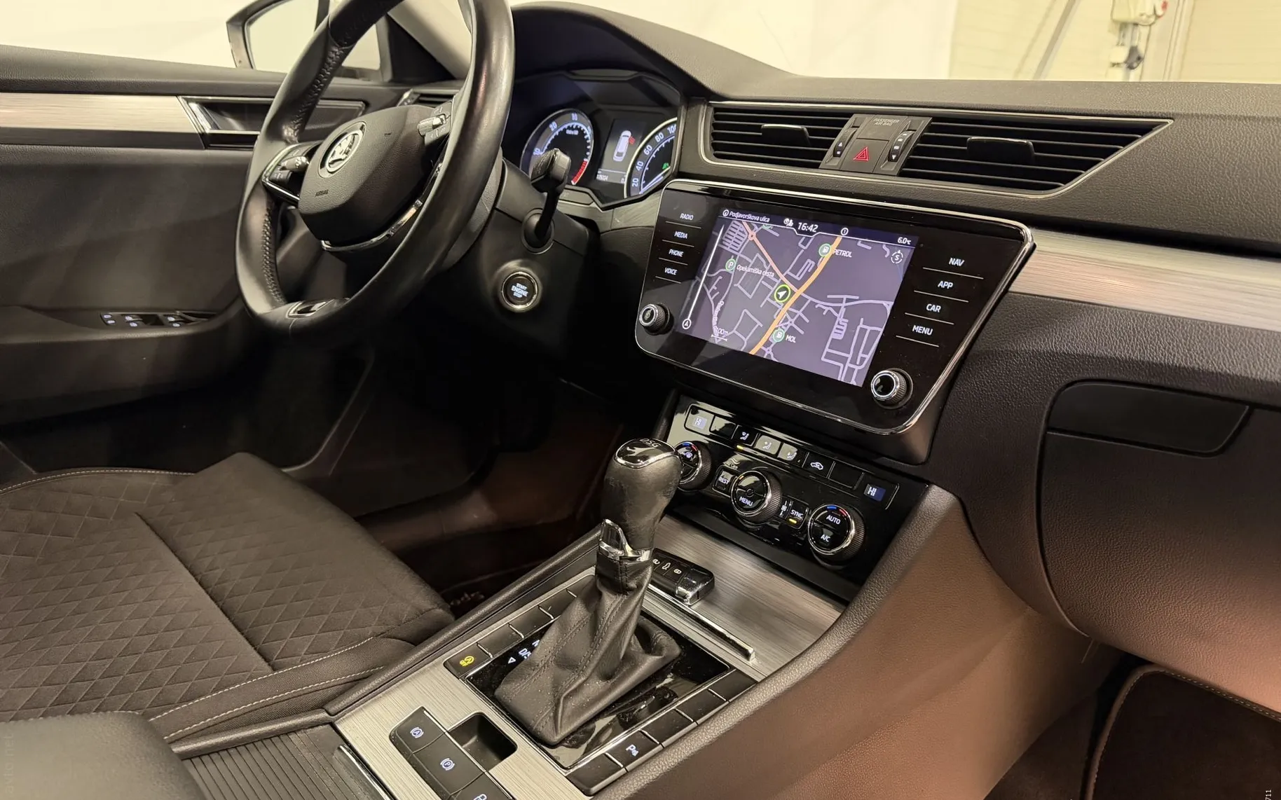 Notranja slika - Škoda Superb - 2.0 TDI-DSG-SPORT LINE-FULL LED-NAVI-KAMERA-TEMPO - 11
