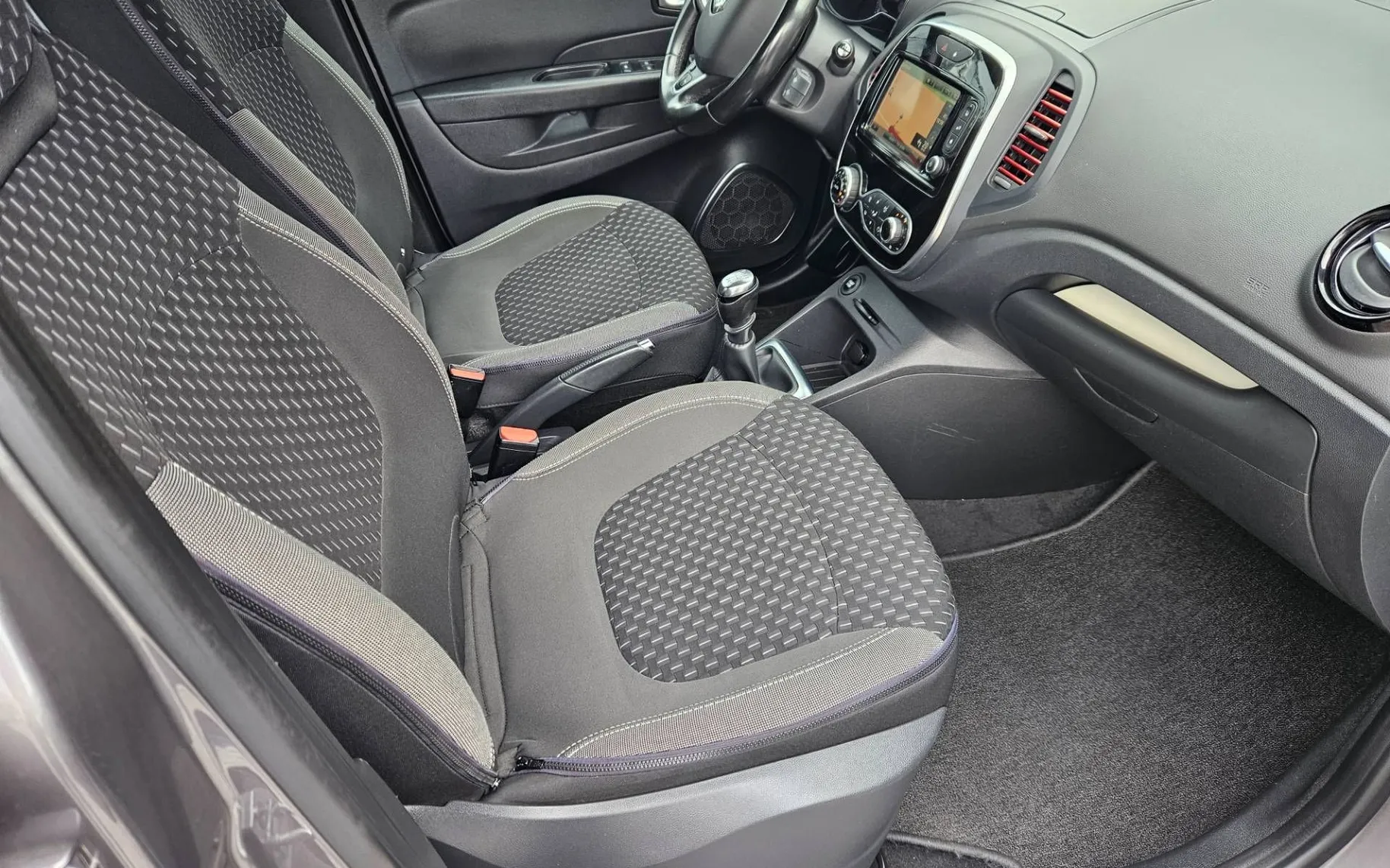 Notranja slika - Renault Captur - TCe 130 Intens SLO NAVI KAMERA LED MRTVI KOT - 10