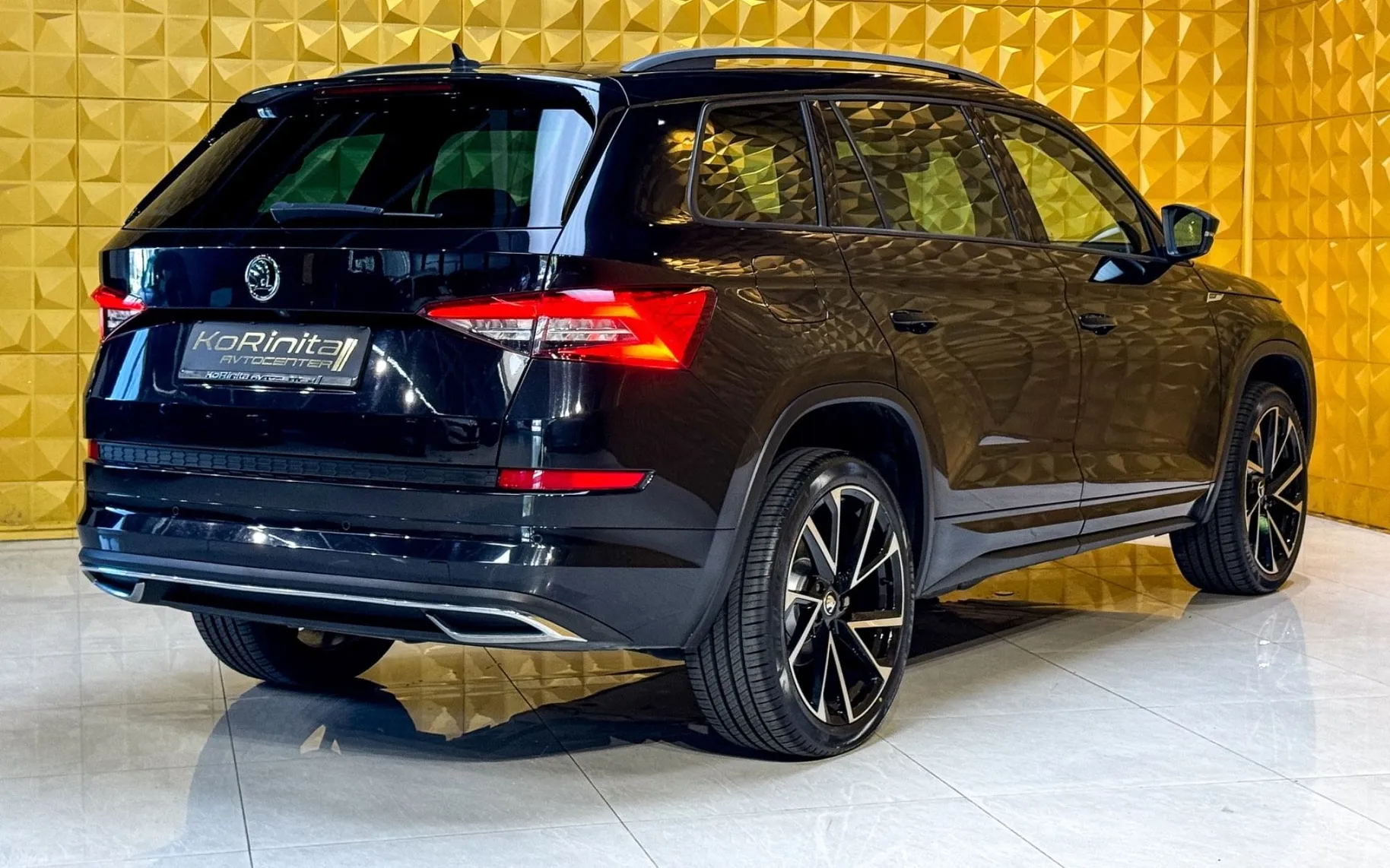 Notranja slika - Škoda Kodiaq - 2.0 TDI AUT. 4X4-Sportline-7 SEDEZEV-GRETJE-KAMERA - 10