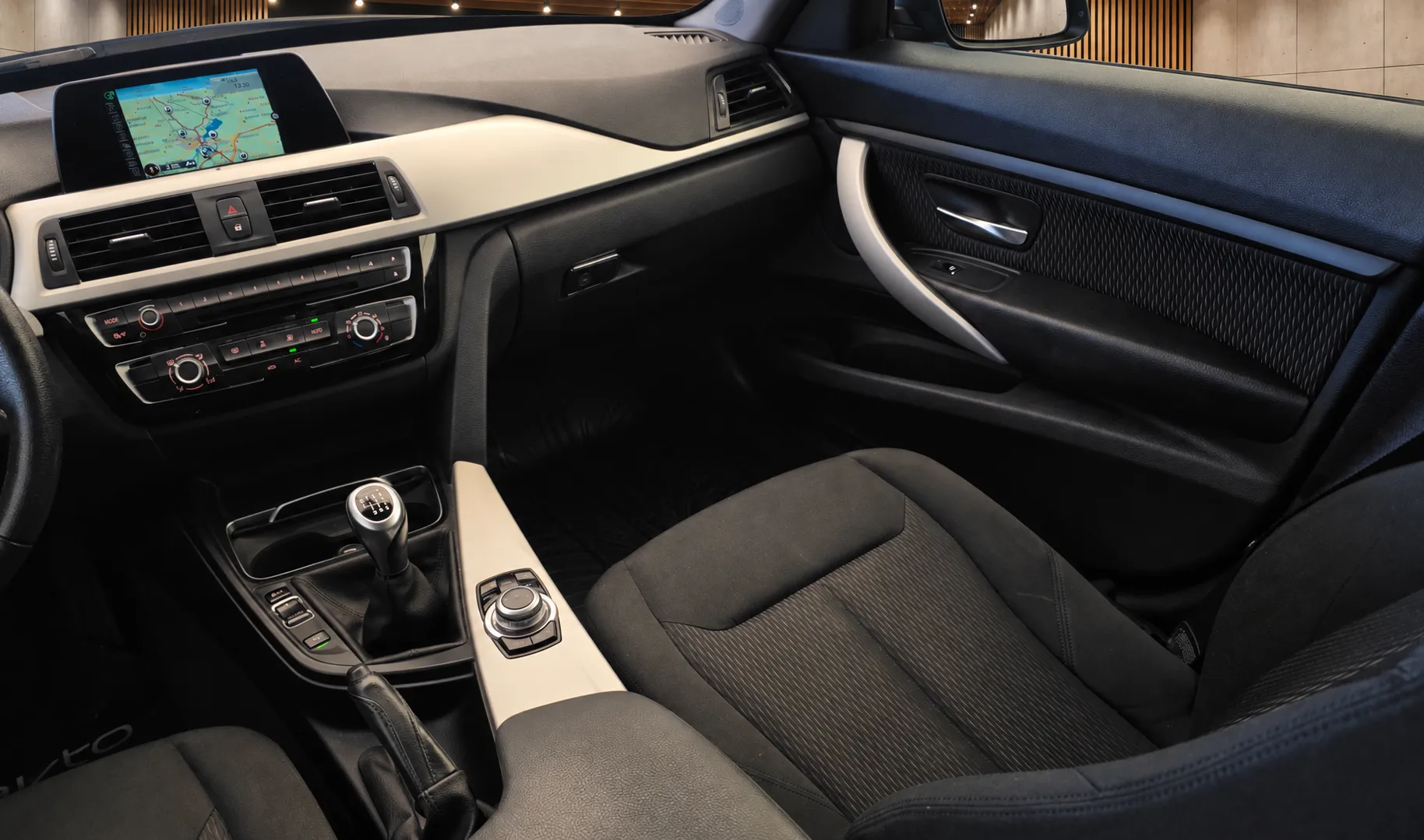 Notranja slika - BMW serija 3 Gran Turismo: - 318d Gran Turismo Brez pologa do 84 obrokov - 12