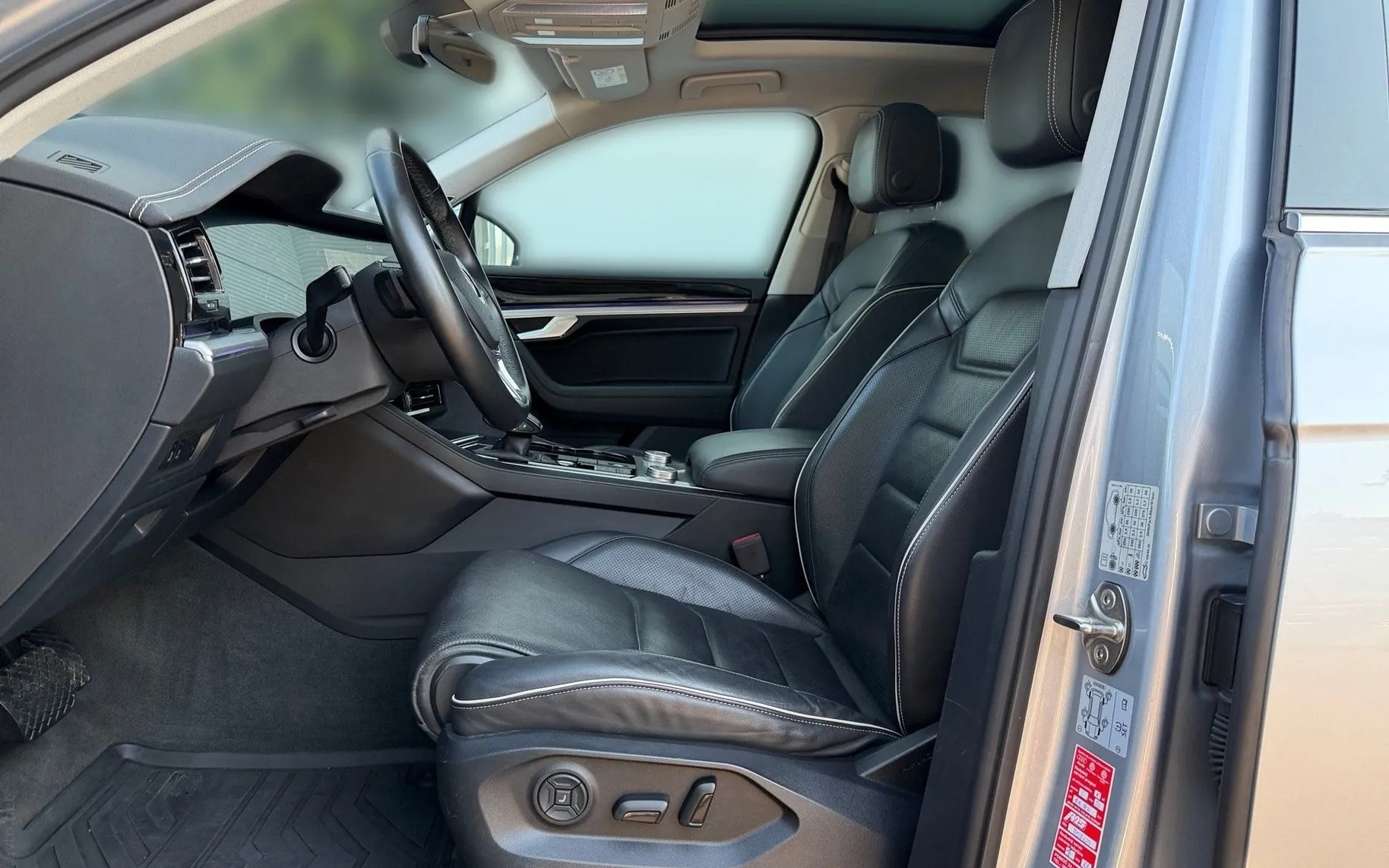 Notranja slika - Volkswagen Touareg - 4motion V6 TDI BMT Tiptronic-Panorama-Zračno-21COL - 7