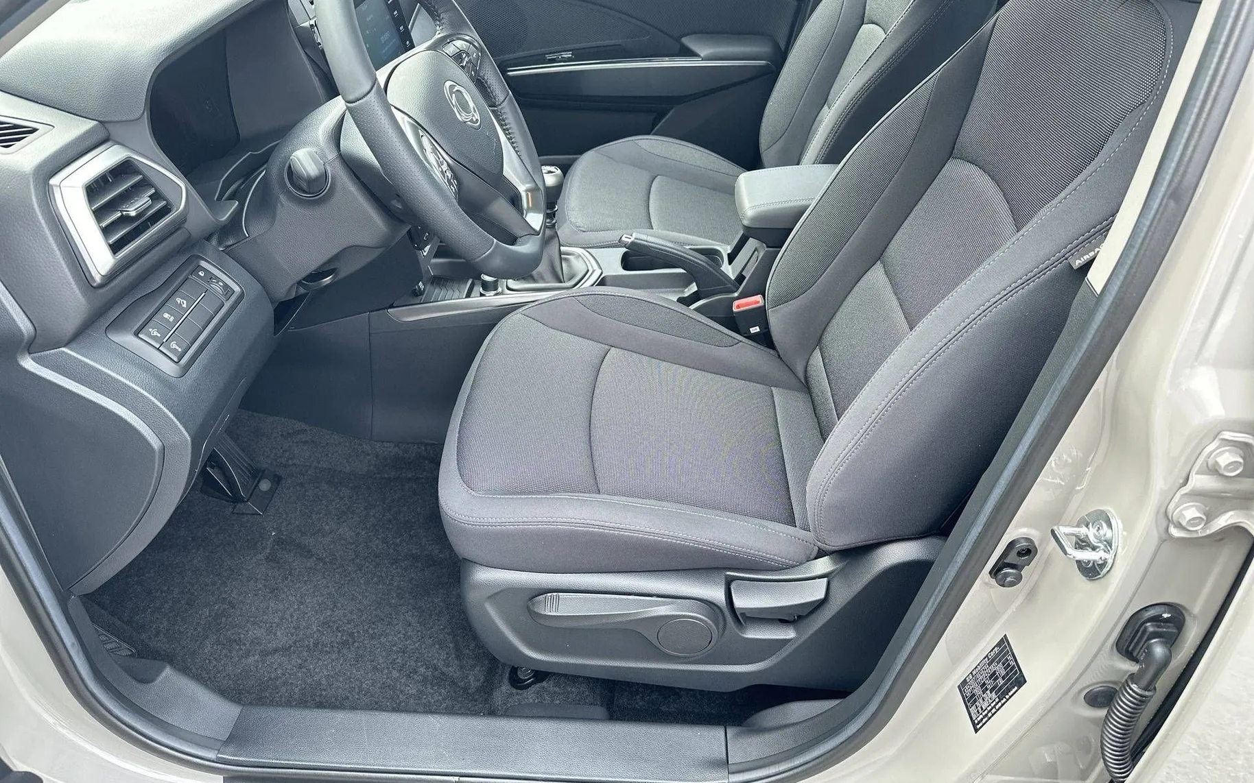 Notranja slika - SsangYong Tivoli - 1.5 T-GDi Fresh 2WD M T... - 10