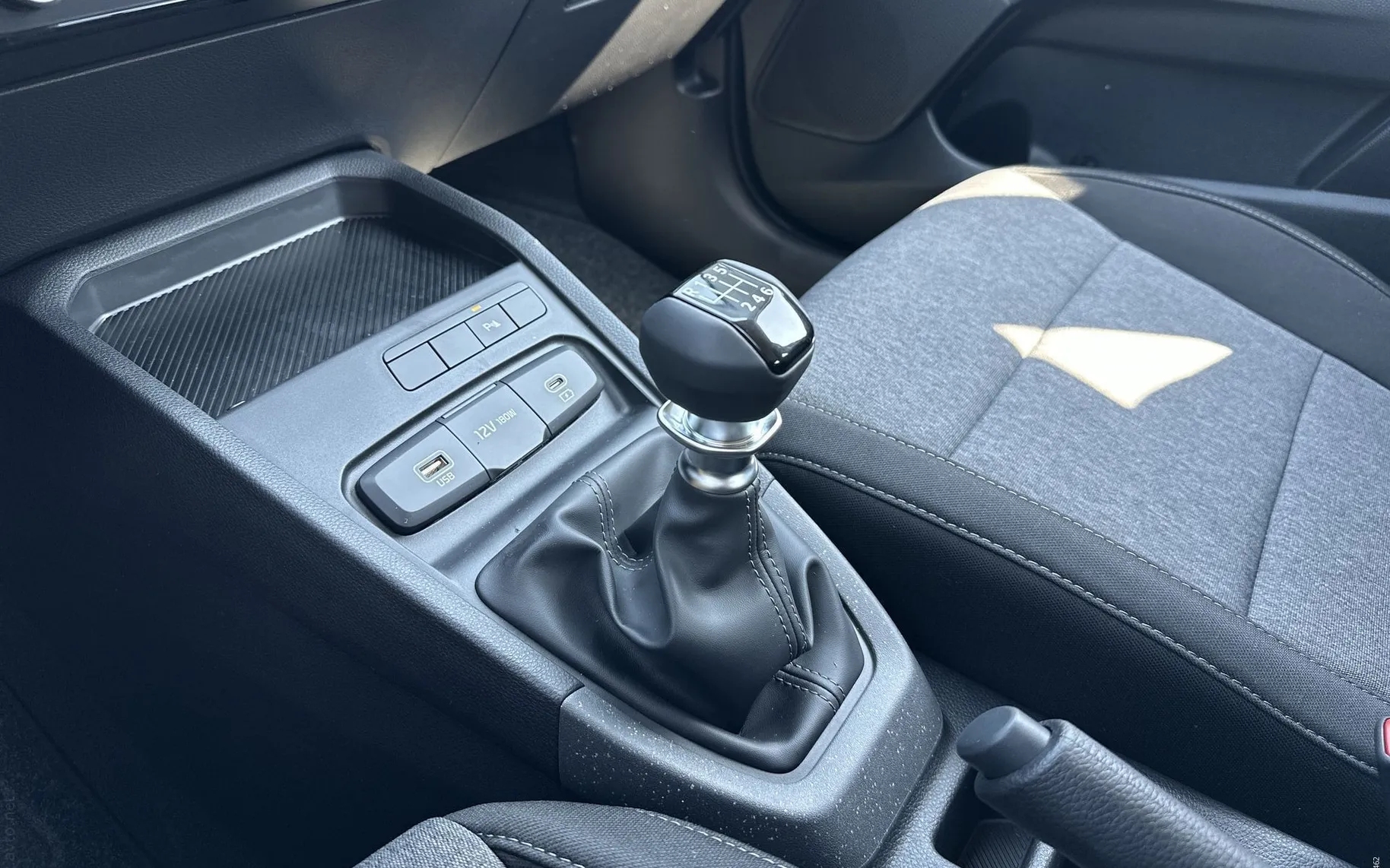 Notranja slika - KIA Stonic - 1.0 T-GDi LX Life M T - 12