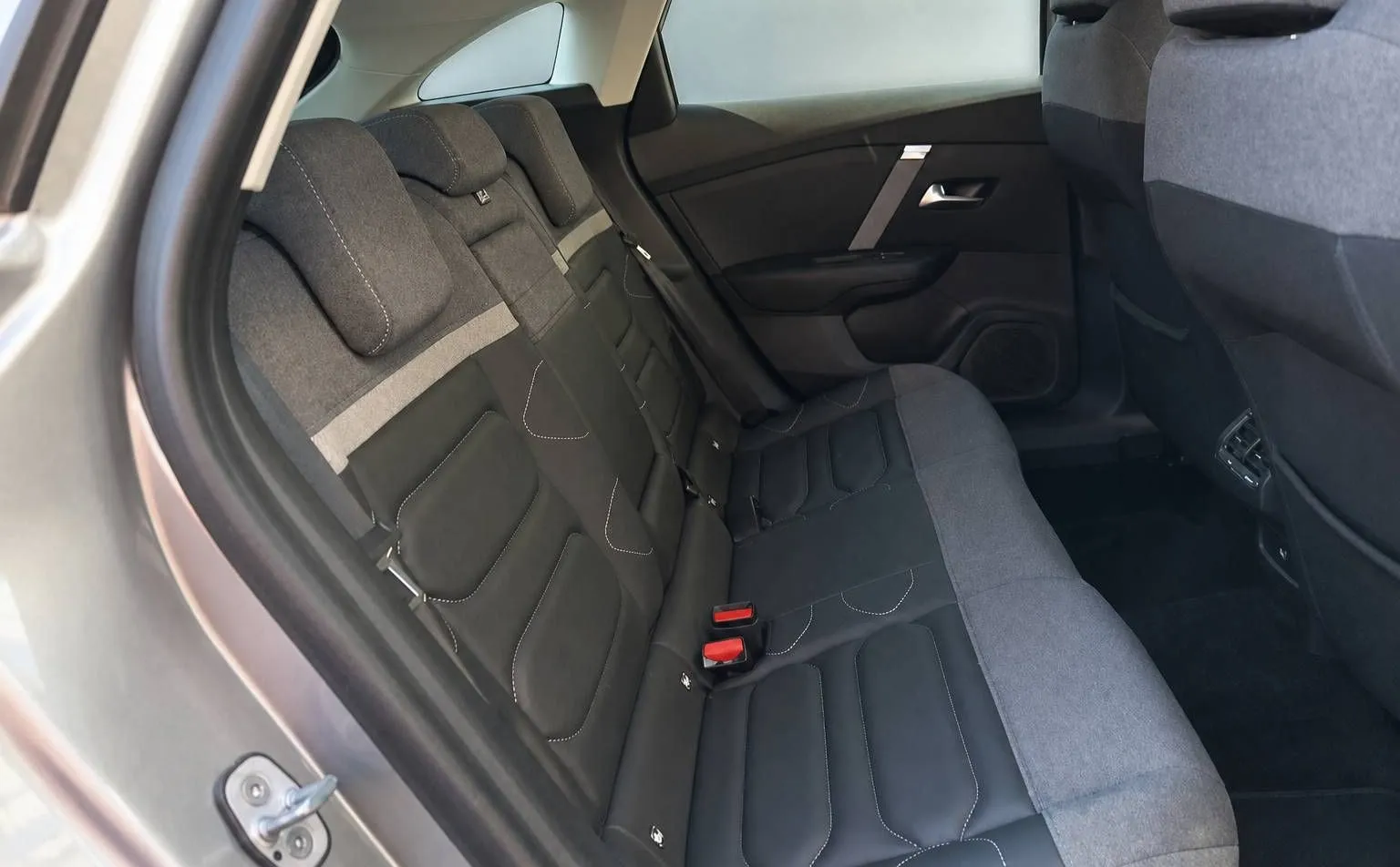 Notranja slika - Citroën C4 - 1.2 PureTech 130 Shine Avt.-1 LASTNIK-KAMERA... - 7