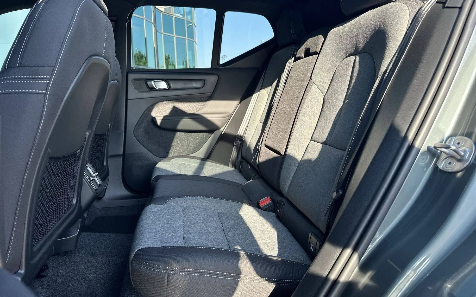 Notranja slika - Volvo XC40 - B3 P Plus Dark AT DCT... - 11